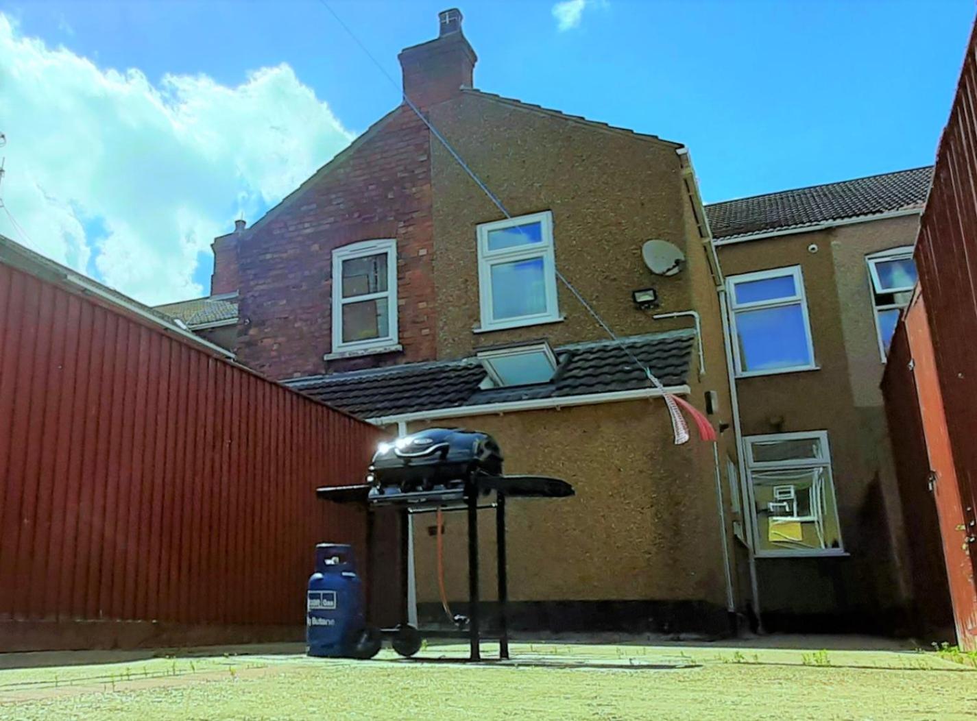 Grimsby-Cleethorpes Sleeps 7 view 5