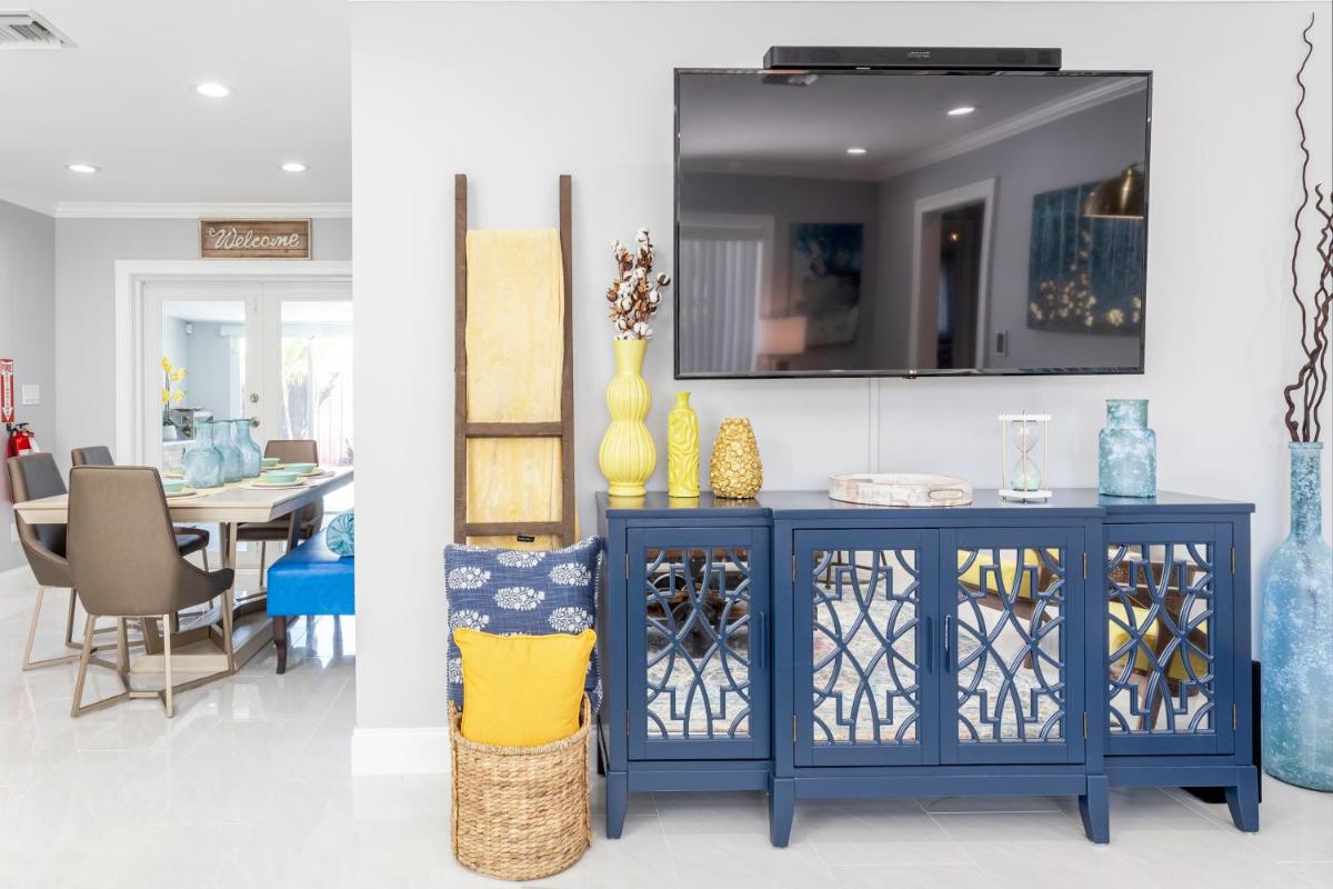Amazing! 3br 2ba Sofa Bed, Near Beach, Heated Pool, Full Kitchen, WiFI, Patio, BBQ, Private Yard, Peaceful Neighborhood view 5