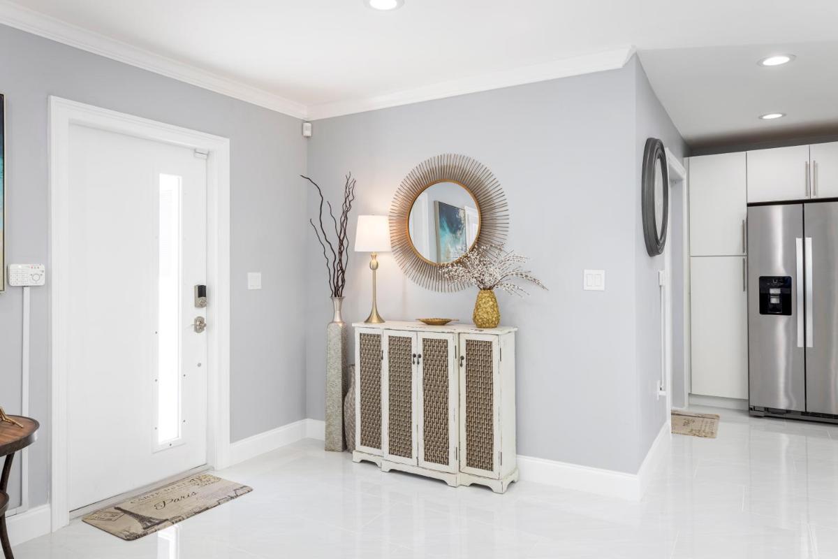 Amazing! 3br 2ba Sofa Bed, Near Beach, Heated Pool, Full Kitchen, WiFI, Patio, BBQ, Private Yard, Peaceful Neighborhood view 2