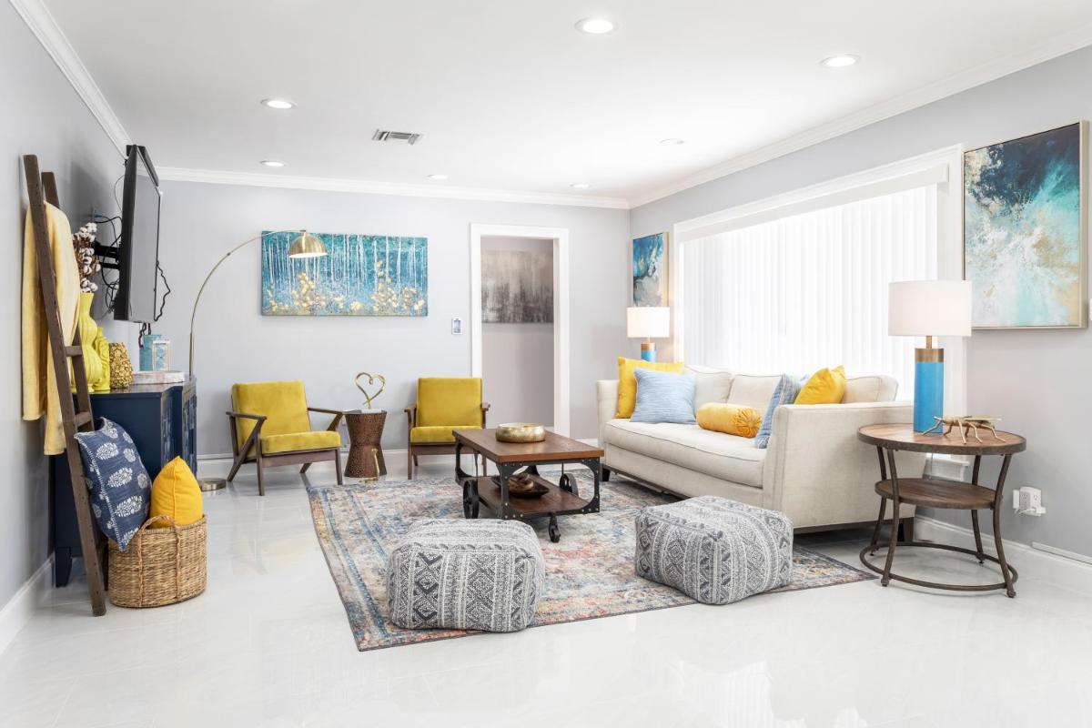 Amazing! 3br 2ba Sofa Bed, Near Beach, Heated Pool, Full Kitchen, WiFI, Patio, BBQ, Private Yard, Peaceful Neighborhood view 3