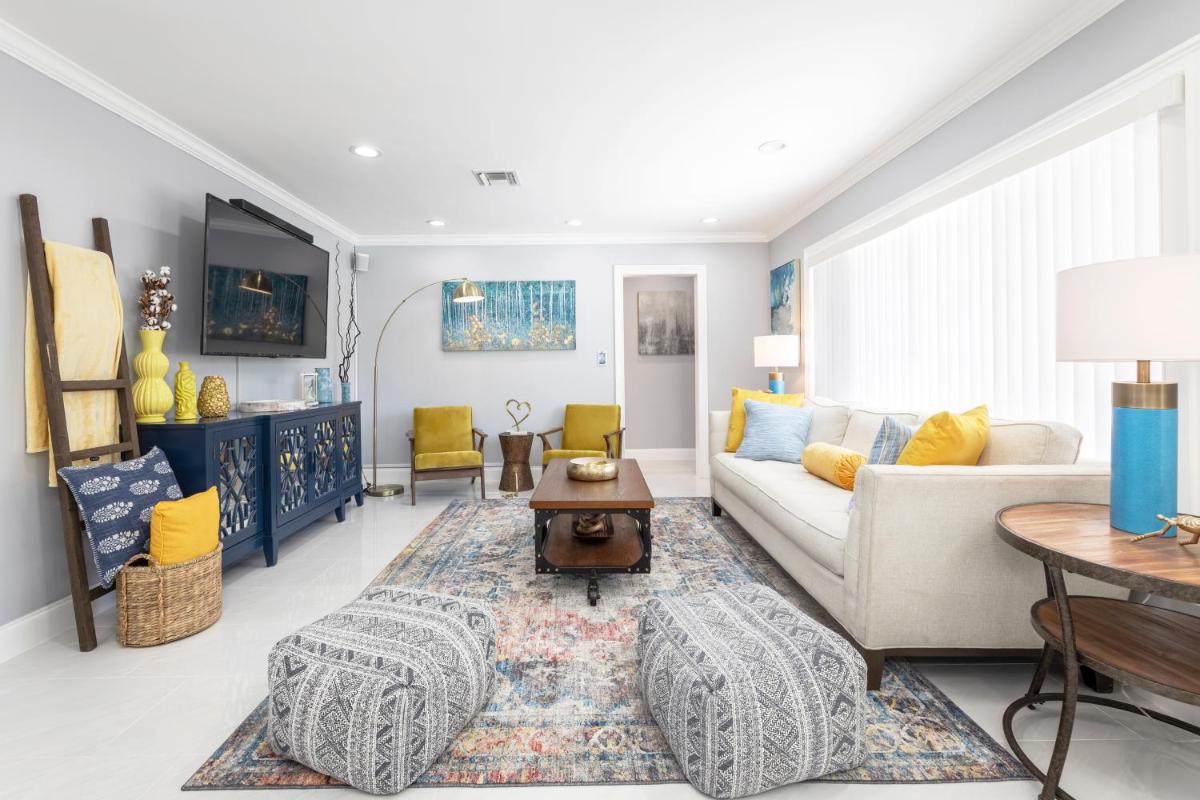 Hotel Amazing! 3br 2ba Sofa Bed, Near Beach, Heated Pool, Full Kitchen, WiFI, Patio, BBQ, Private Yard, Peaceful Neighborhood - Image 1