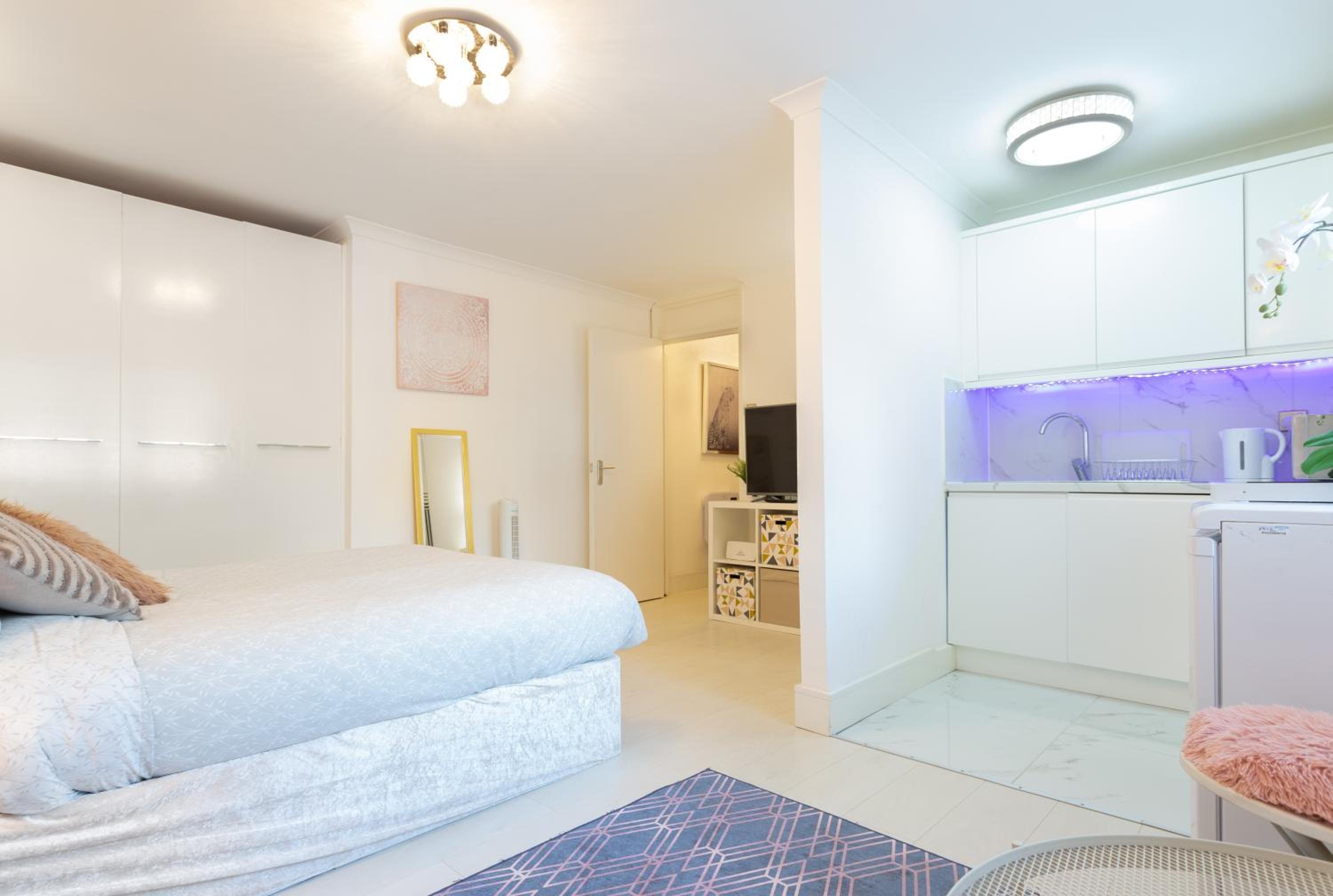 Modern apartment close to central London (zone 2)