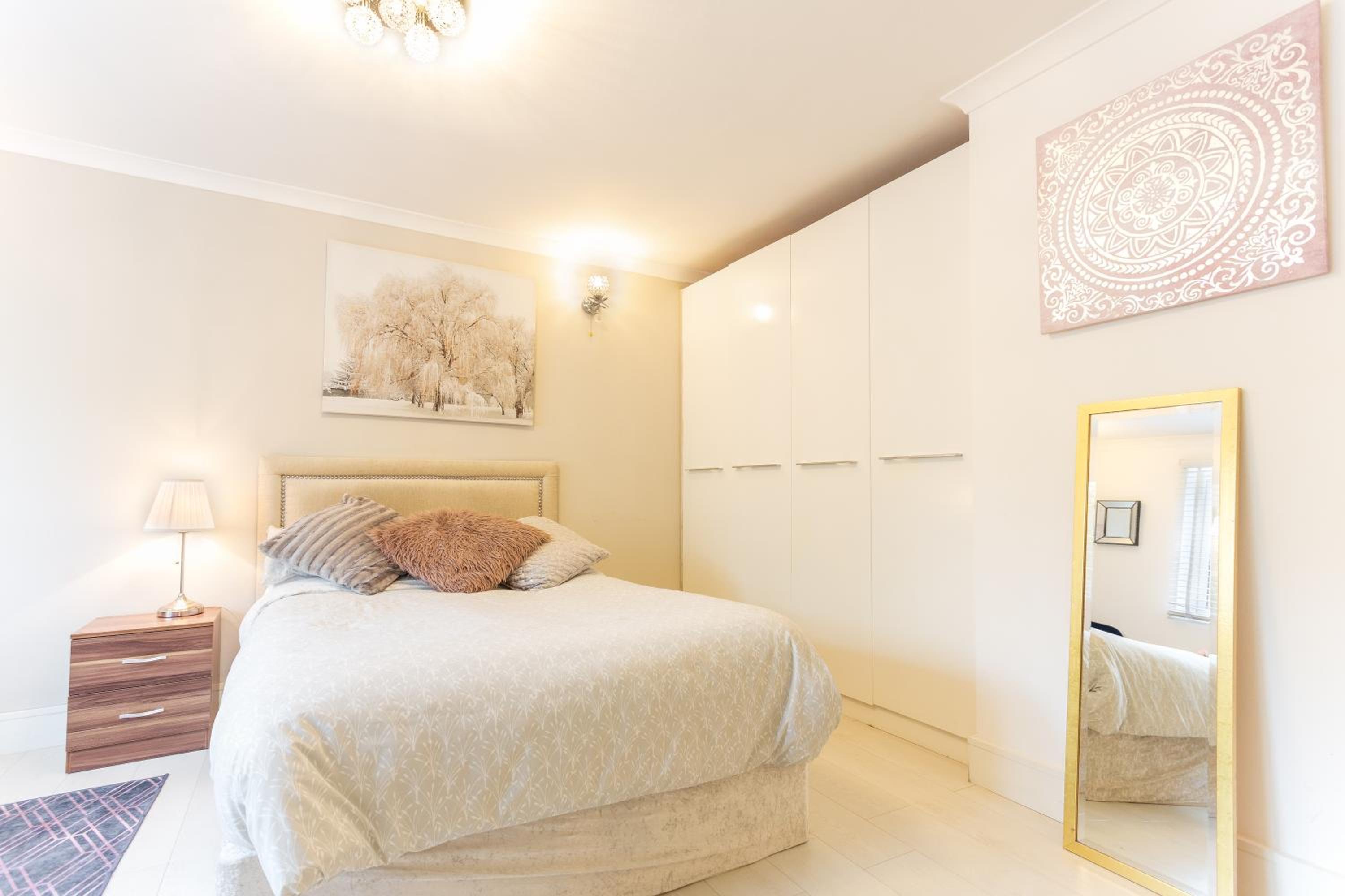 Modern apartment close to central London (zone 2)