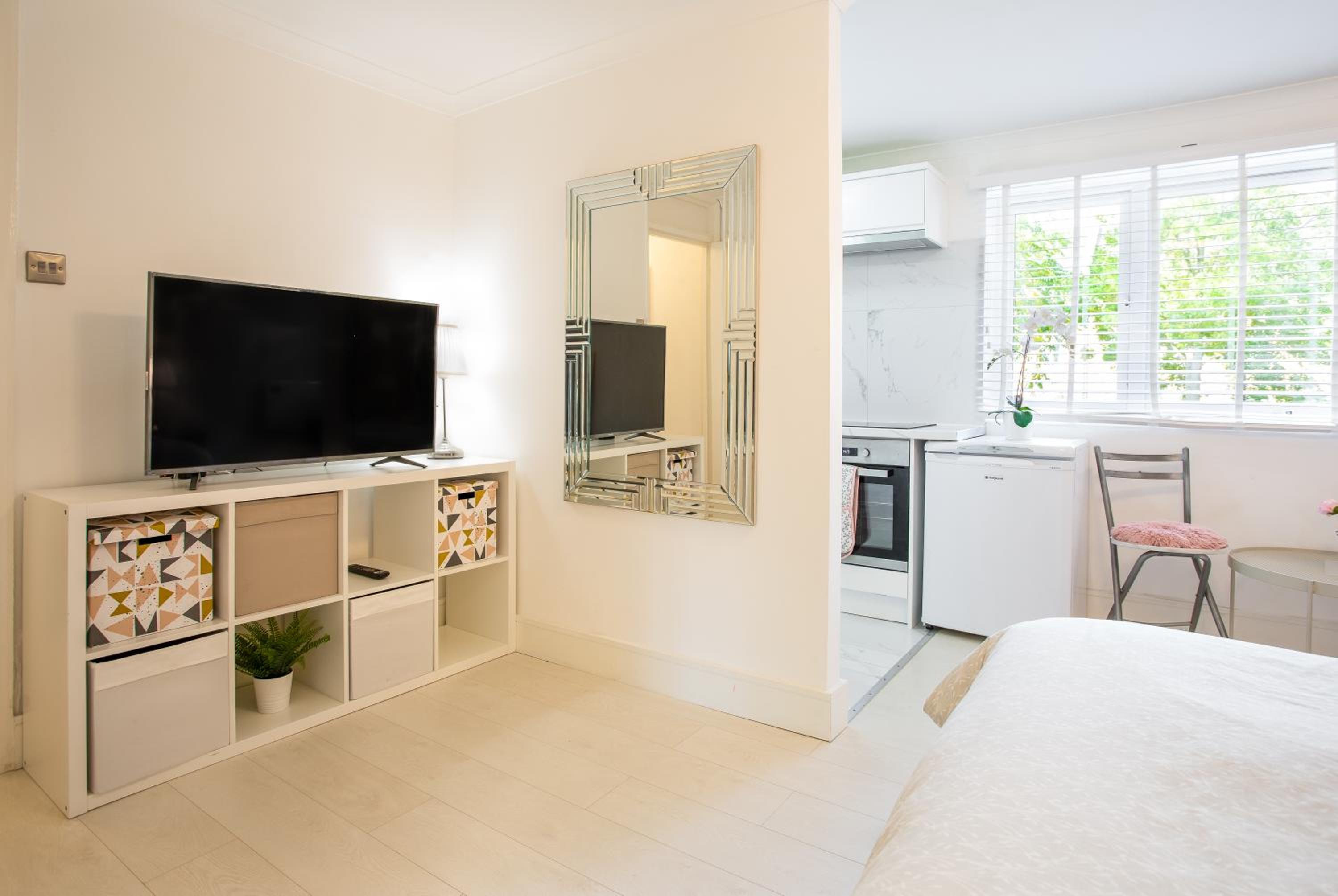 Modern apartment close to central London (zone 2)