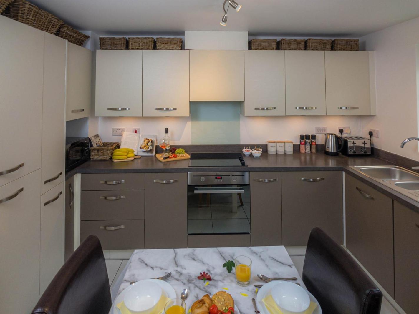 Modern 2 Bed House with Parking and Garden view 2
