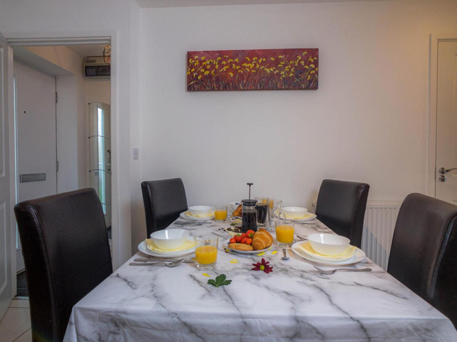 Modern 2 Bed House with Parking and Garden view 5