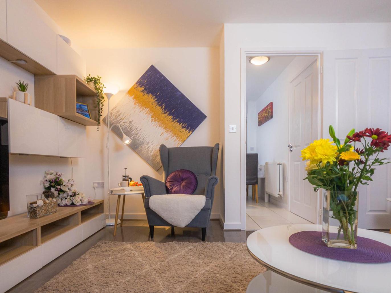Modern 2 Bed House with Parking and Garden view 3