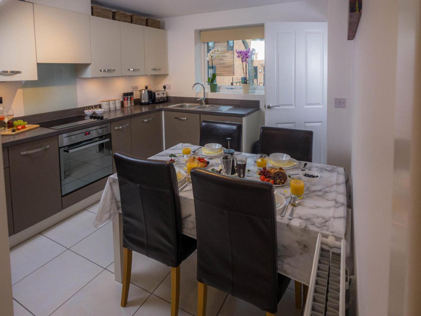 Modern 2 Bed House with Parking and Garden view 4