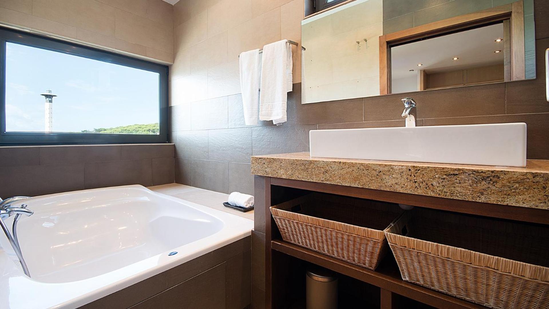 TarracoHomes, TH52 Villa Lighthouse con Piscina Privada, Terraza, y Vistas al Mar