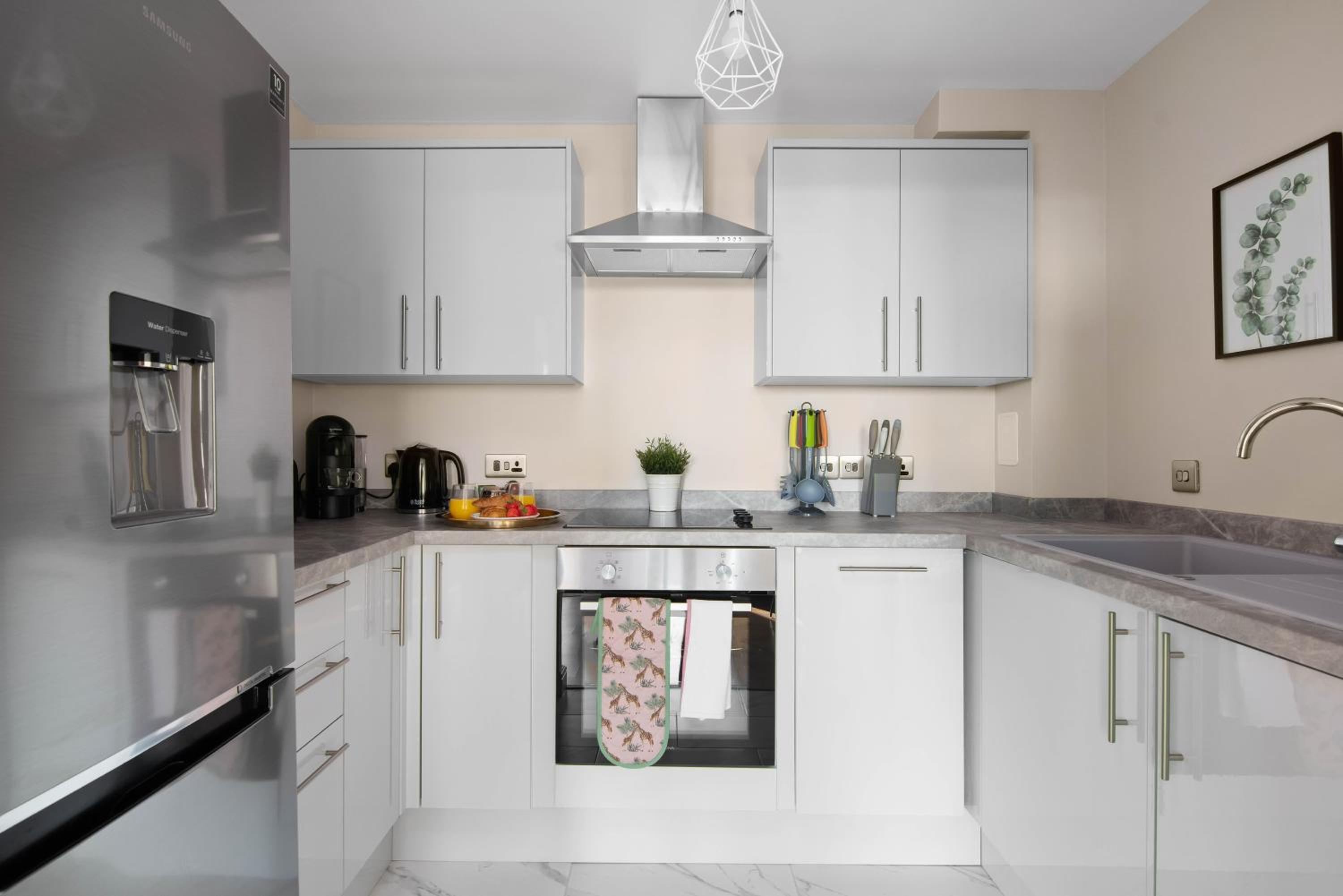 Spacious & Cosy, Netflix, Parking, Colindale Station view 2
