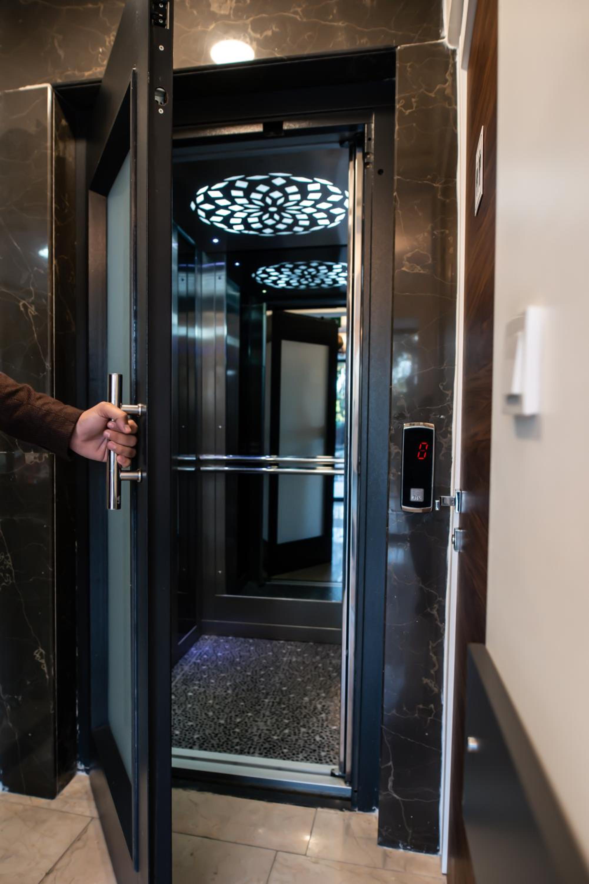 The Camelot Otel - Image 6