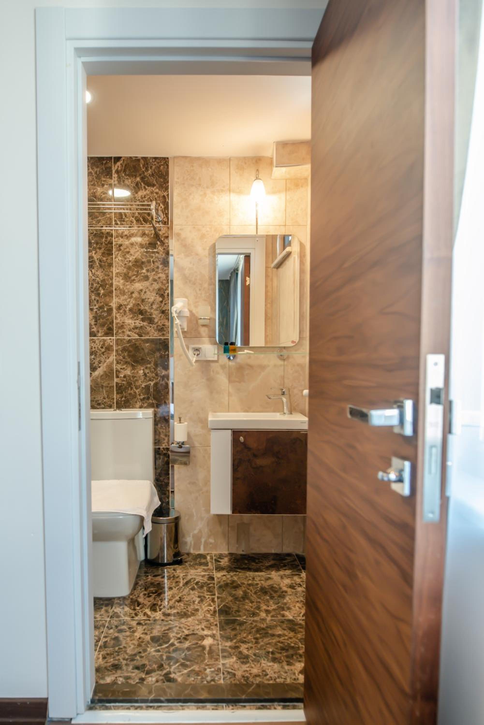 The Camelot Otel - Image 32