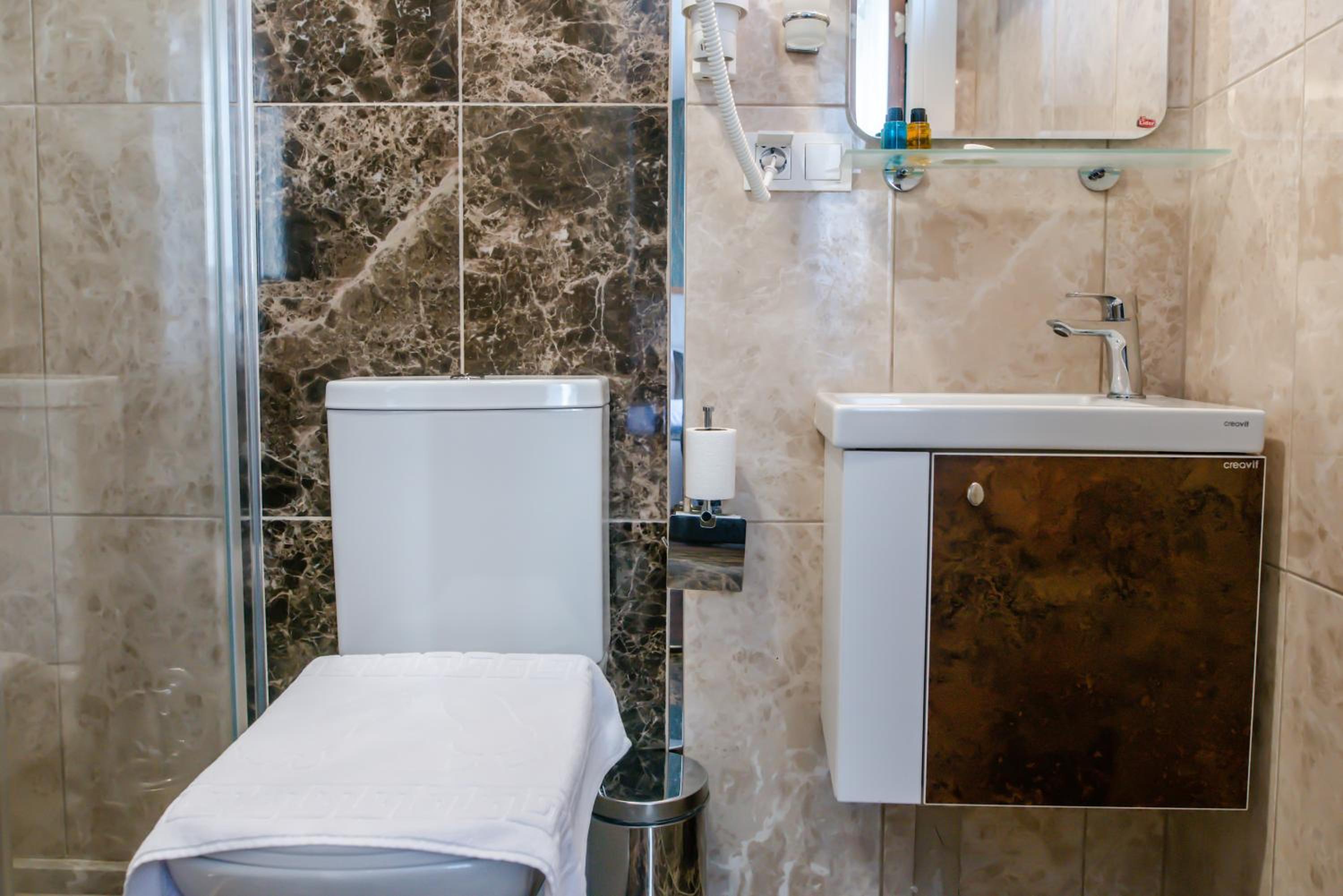 The Camelot Otel - Image 31