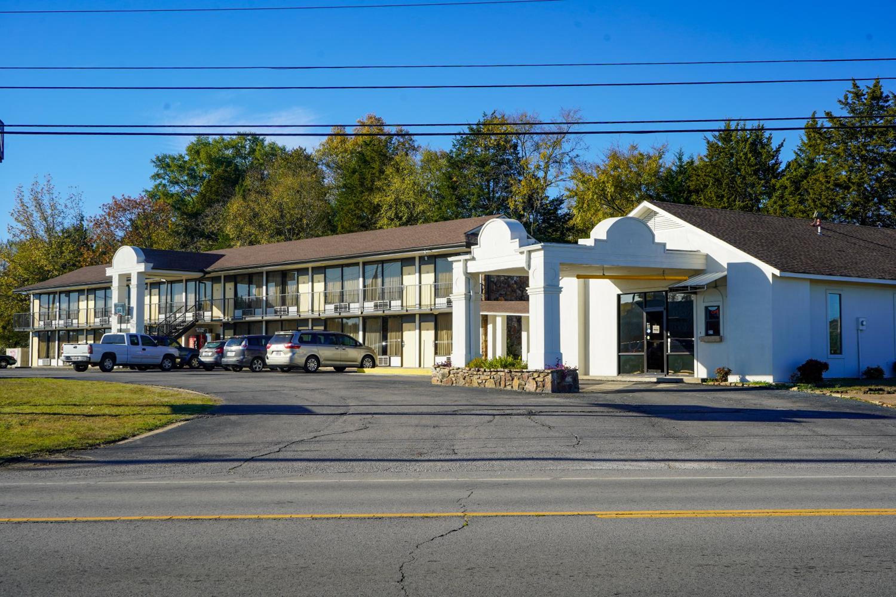 Clarksville Vacations - Sunset Inn Clarksville - Property Image 1