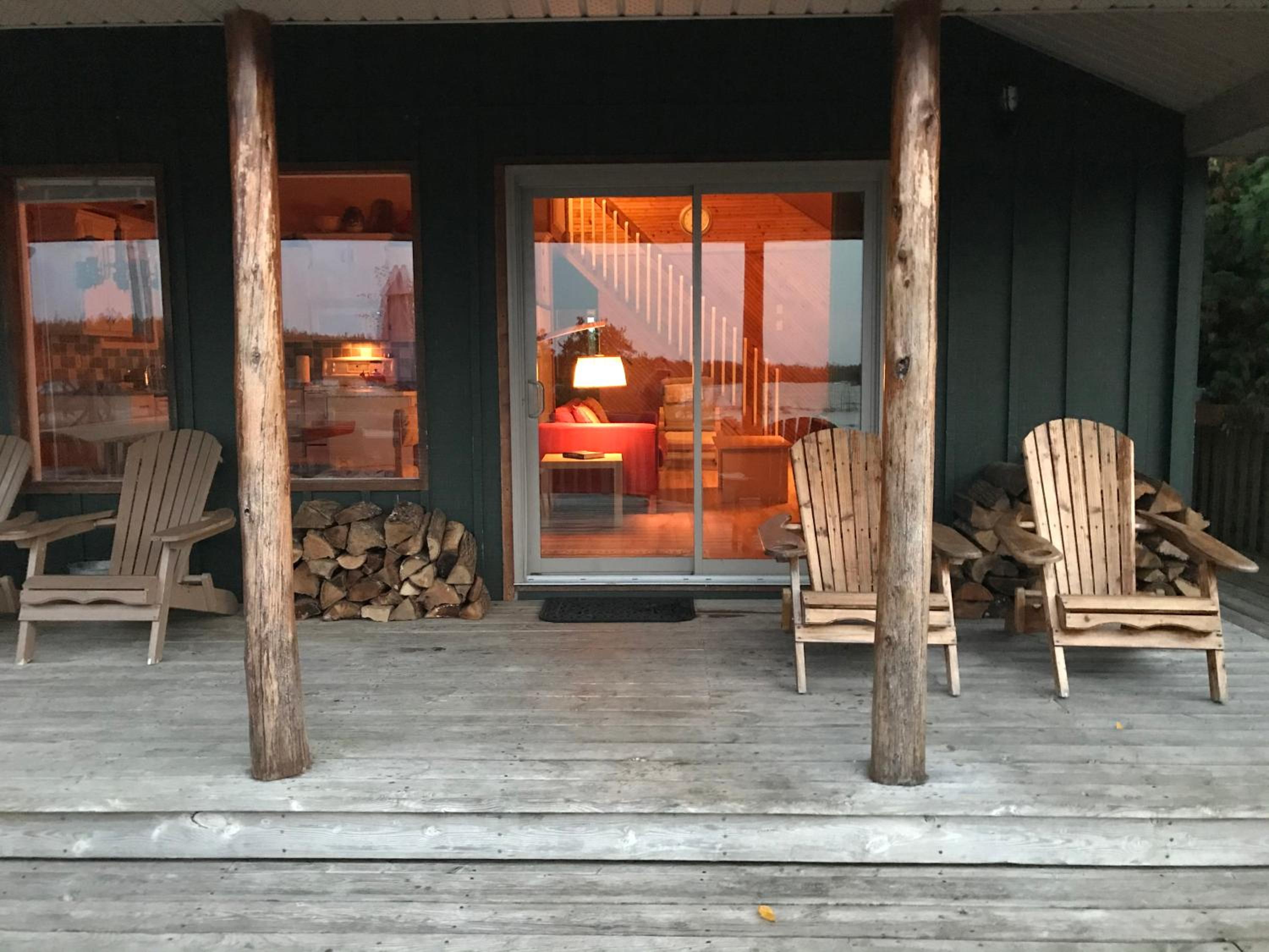 Sunset Lakehouse, cozy cottage