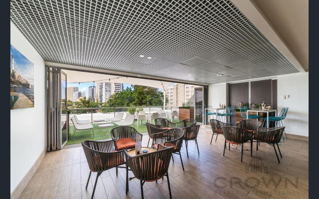 High Floor Ocean View at Surfers Paradise - Hotel Studio