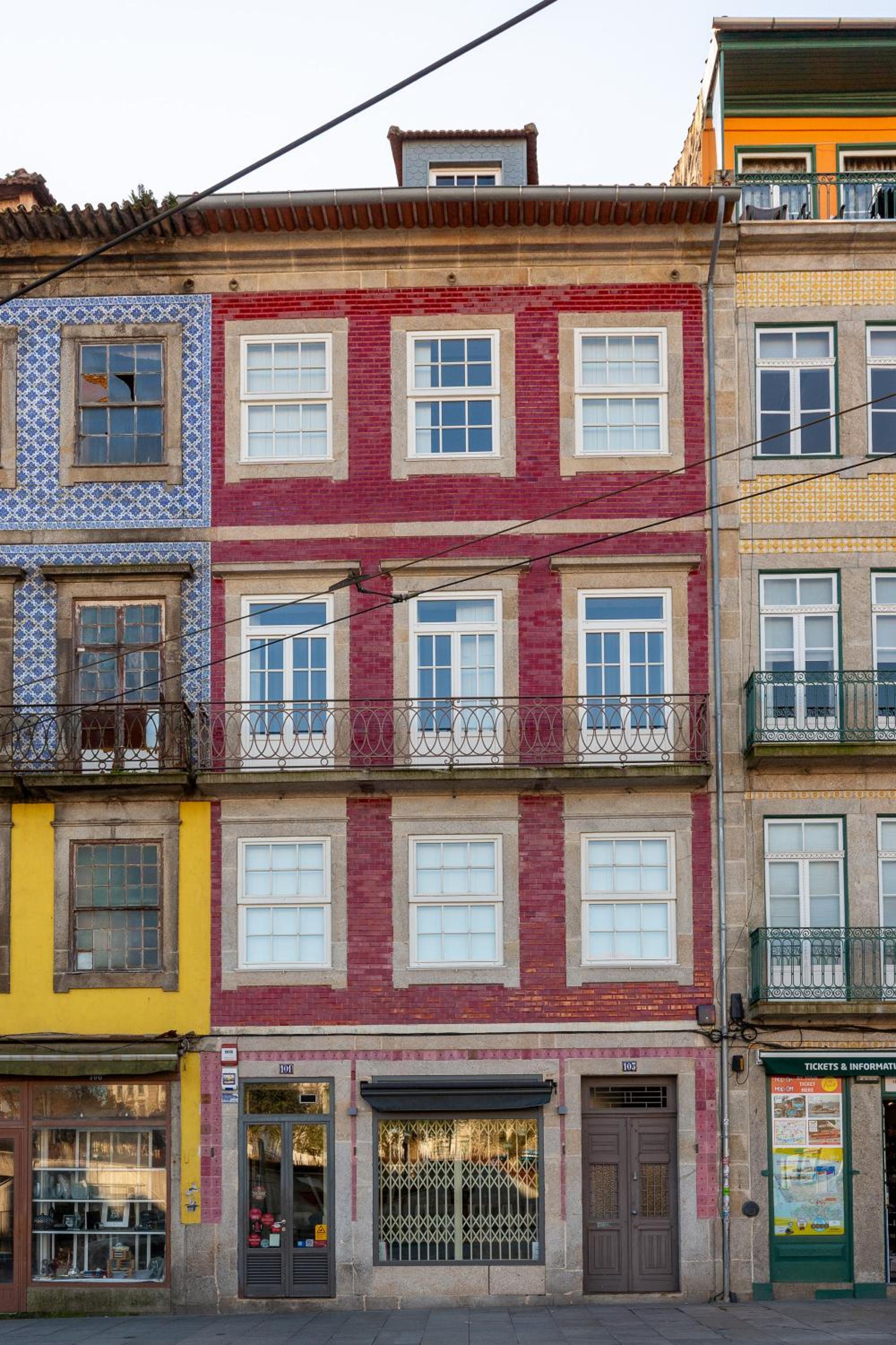 Tripas-Coração, Clérigos view 3