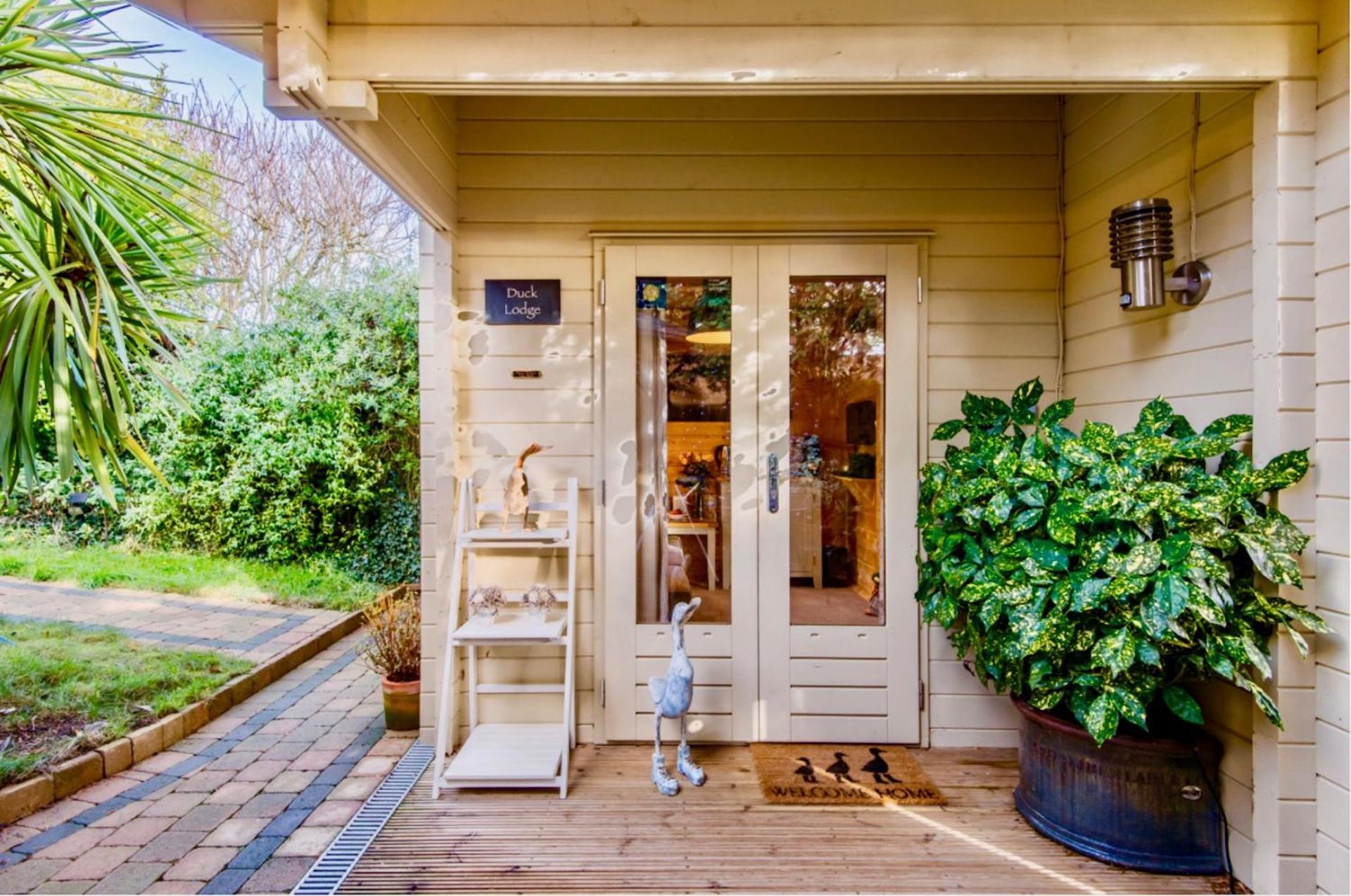 Hotel Duck Lodge B&B with Hot Tub - Image 1