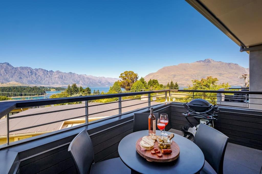 Toru - Eclectic Apartment with Delightful Lake Views