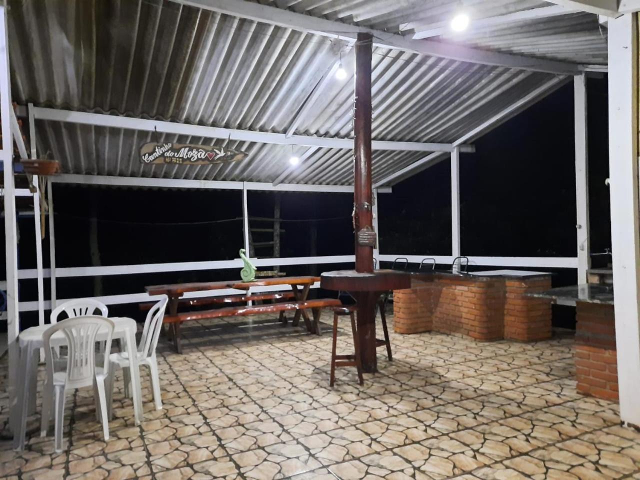 Hospedagem Chalé pousada Chácara Cantinho do Mozão
