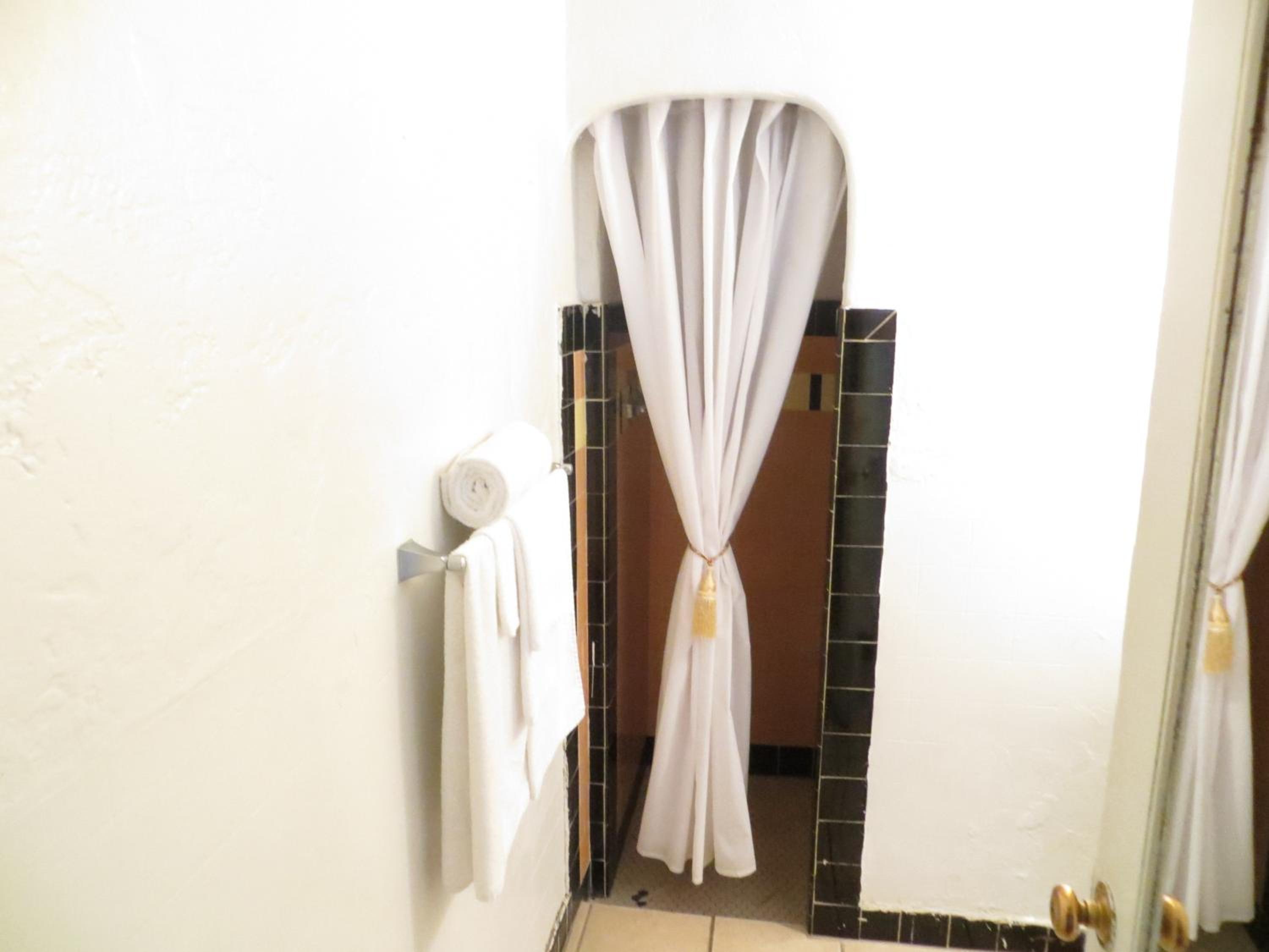 Kingman Vacations - El Trovatore Motel - Property Image 4