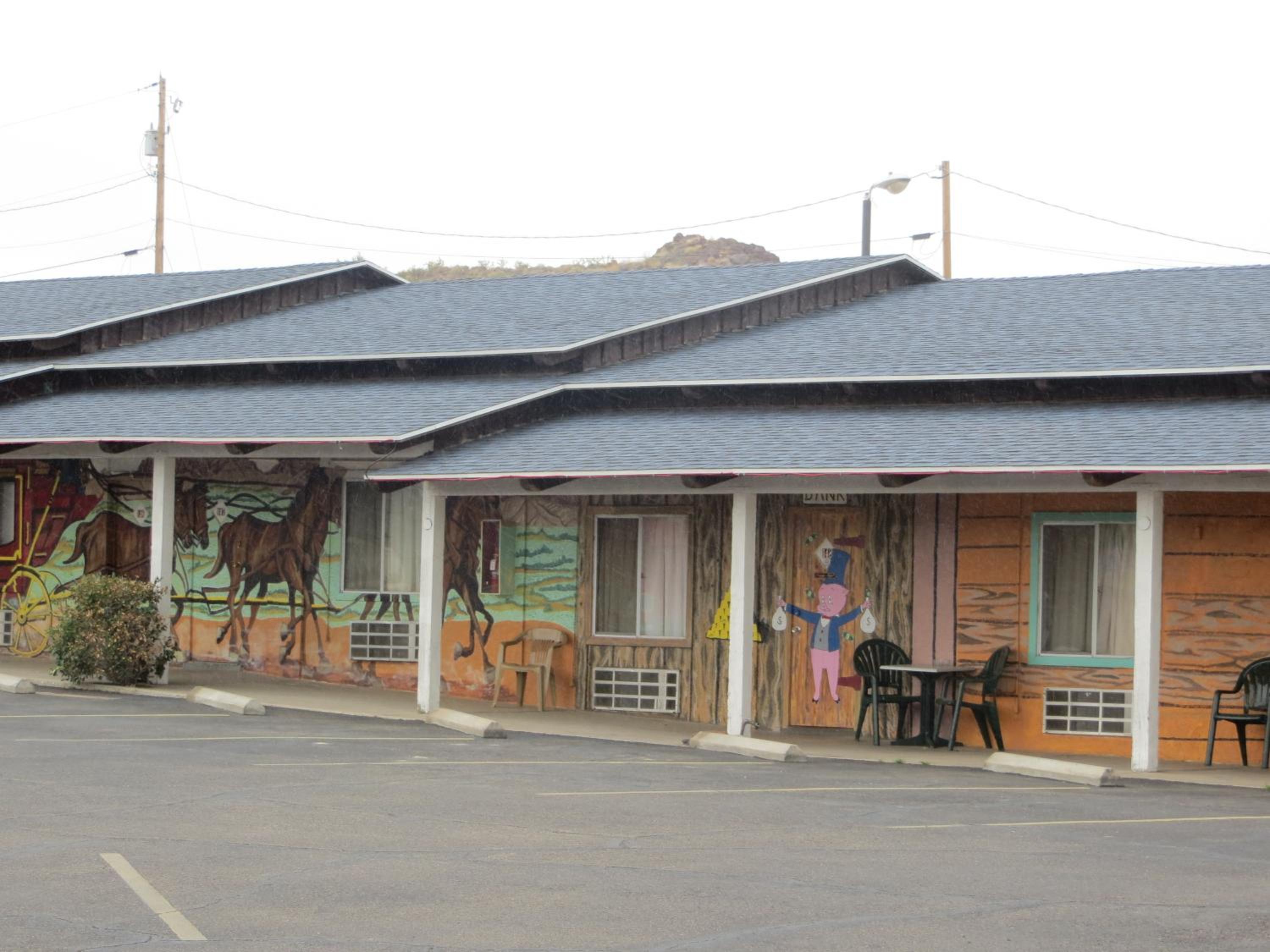 Kingman Vacations - El Trovatore Motel - Property Image 9