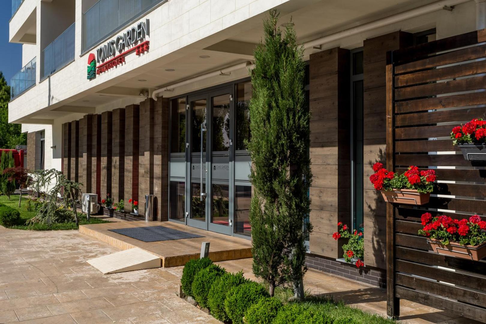 Hotel Tomis Garden Apartments Mamaia - Image 1