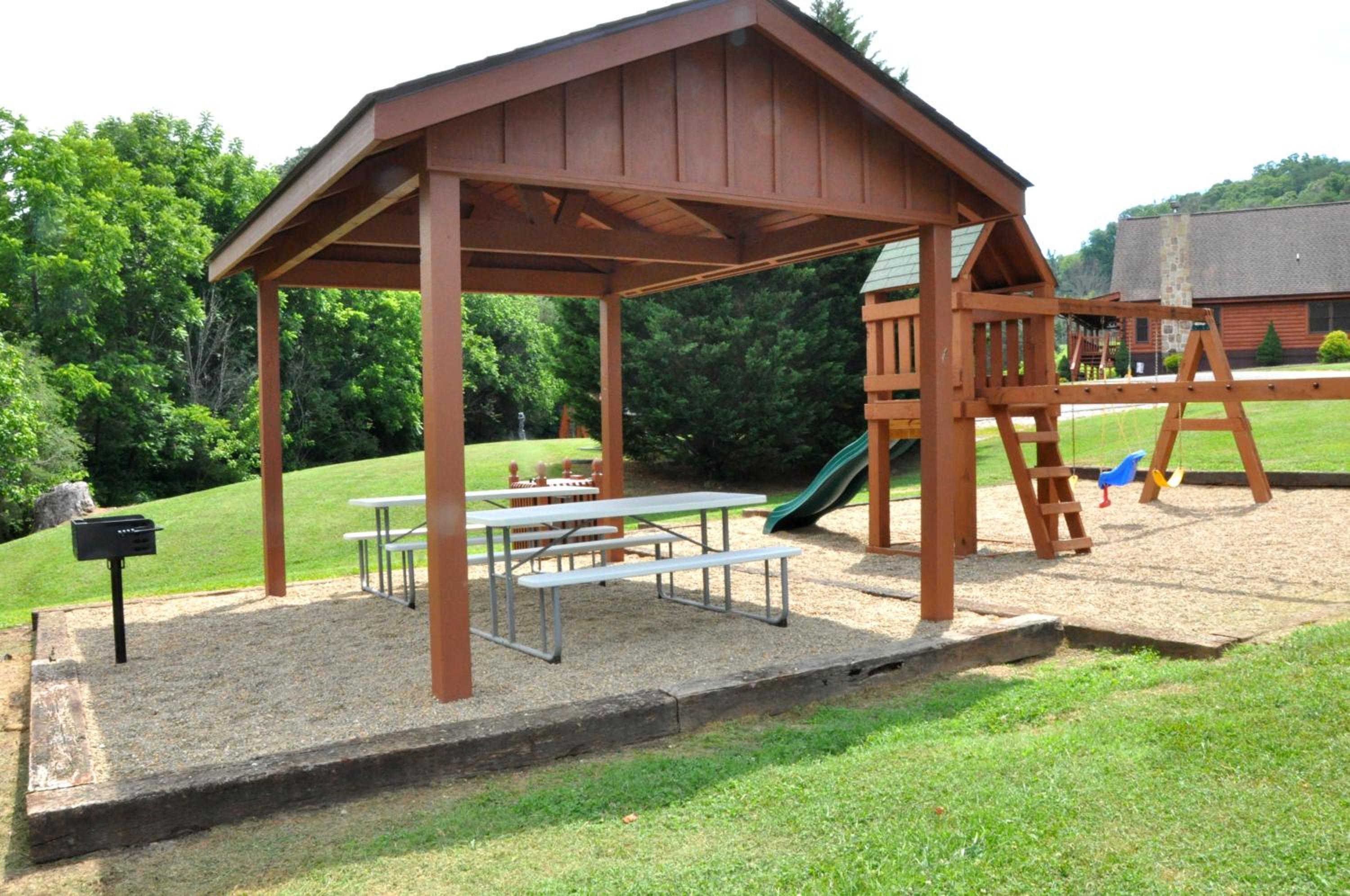 Highland Dream, Hot Tub, FREE tickets each paid day, Near Dollywood, WIFI!!! view 5
