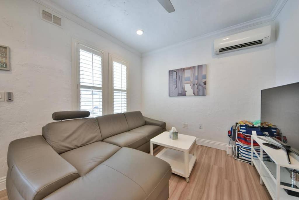 1000#3 Renovated Home by Beach & Sand - AC & More! view 2