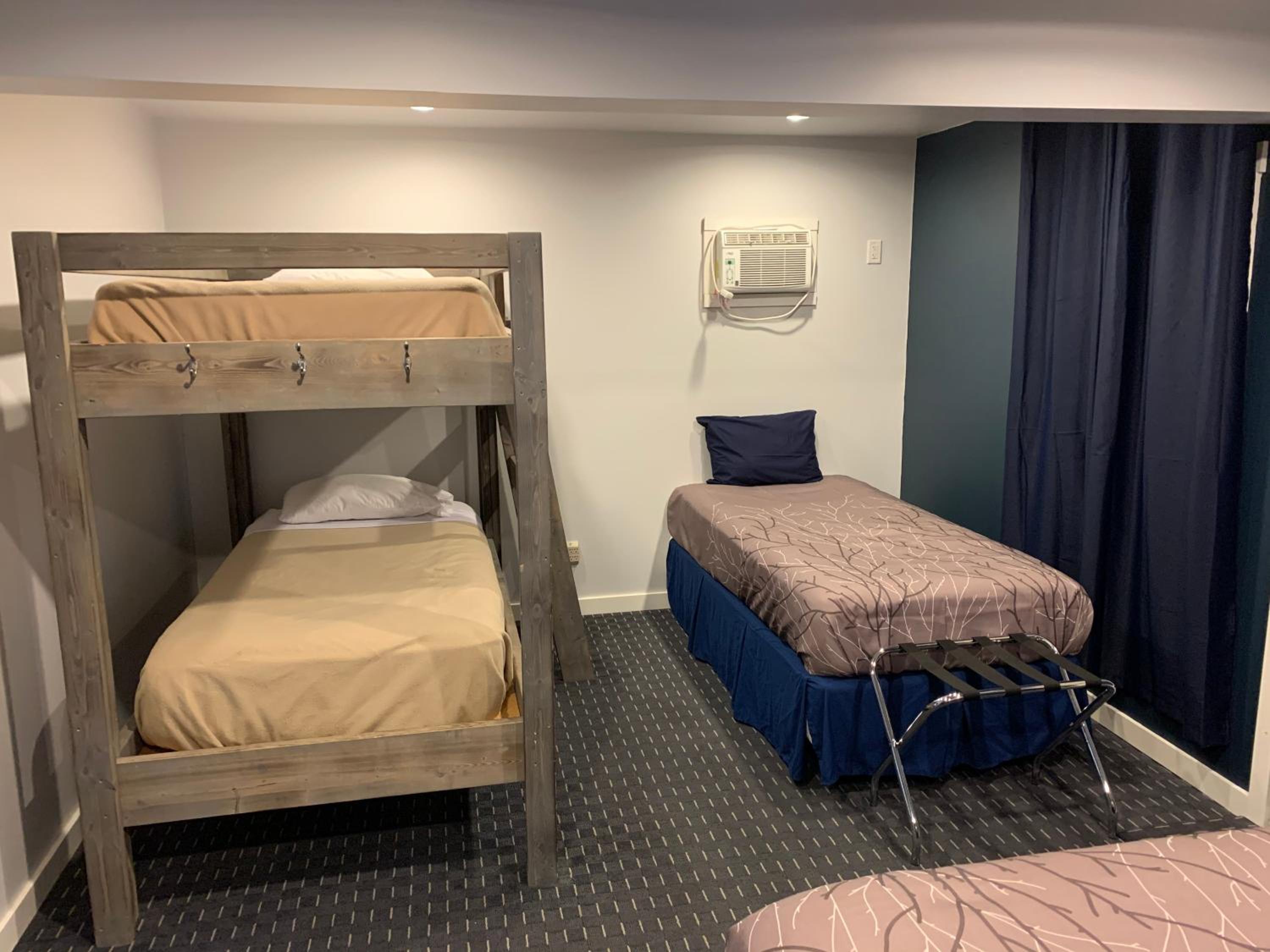 Hotel Peaks Lodge - Image 1