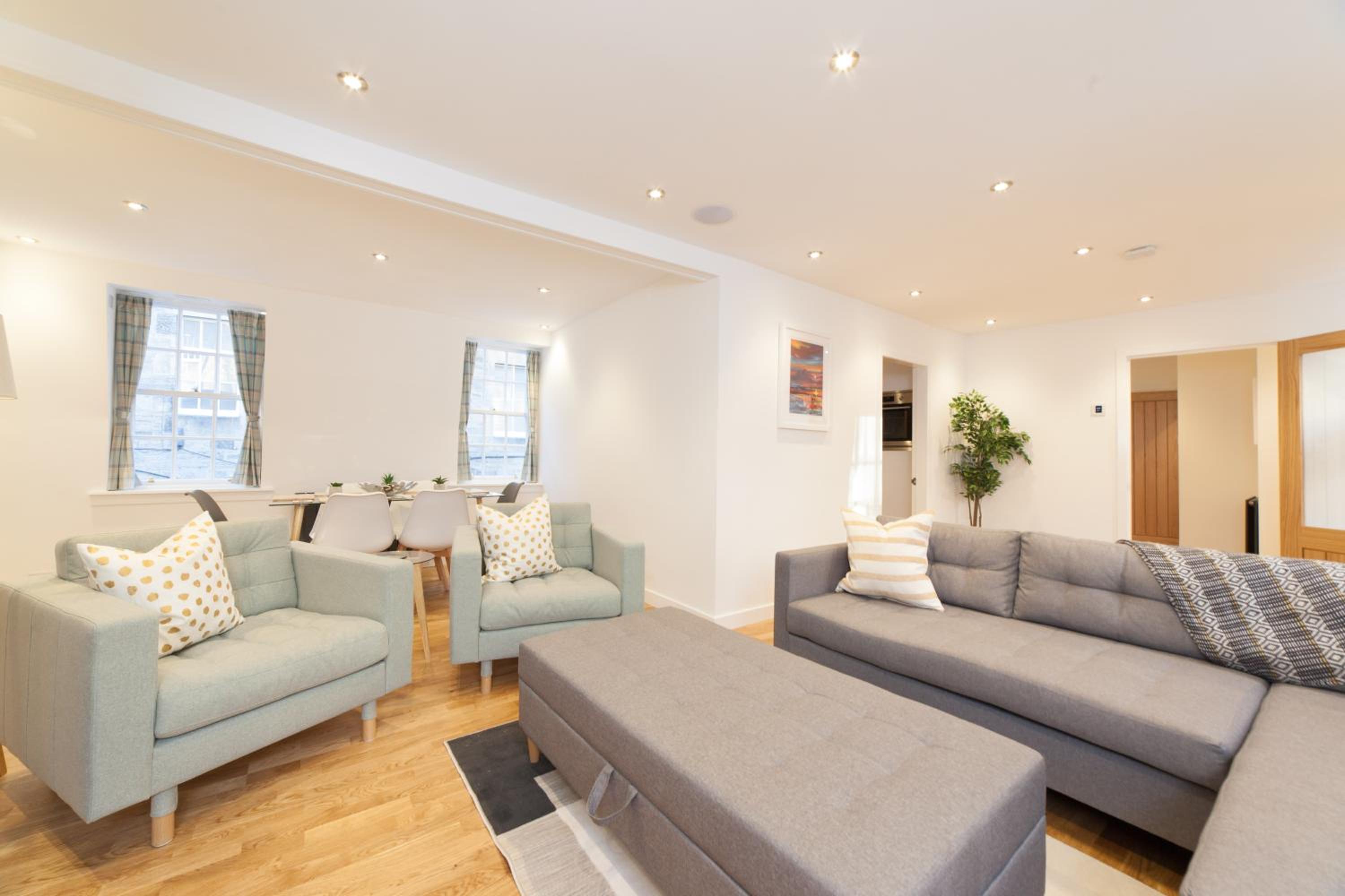 Queensferry Street Lane - Fantastic 2 BR City Centre Mews House with free secure parking! view 2