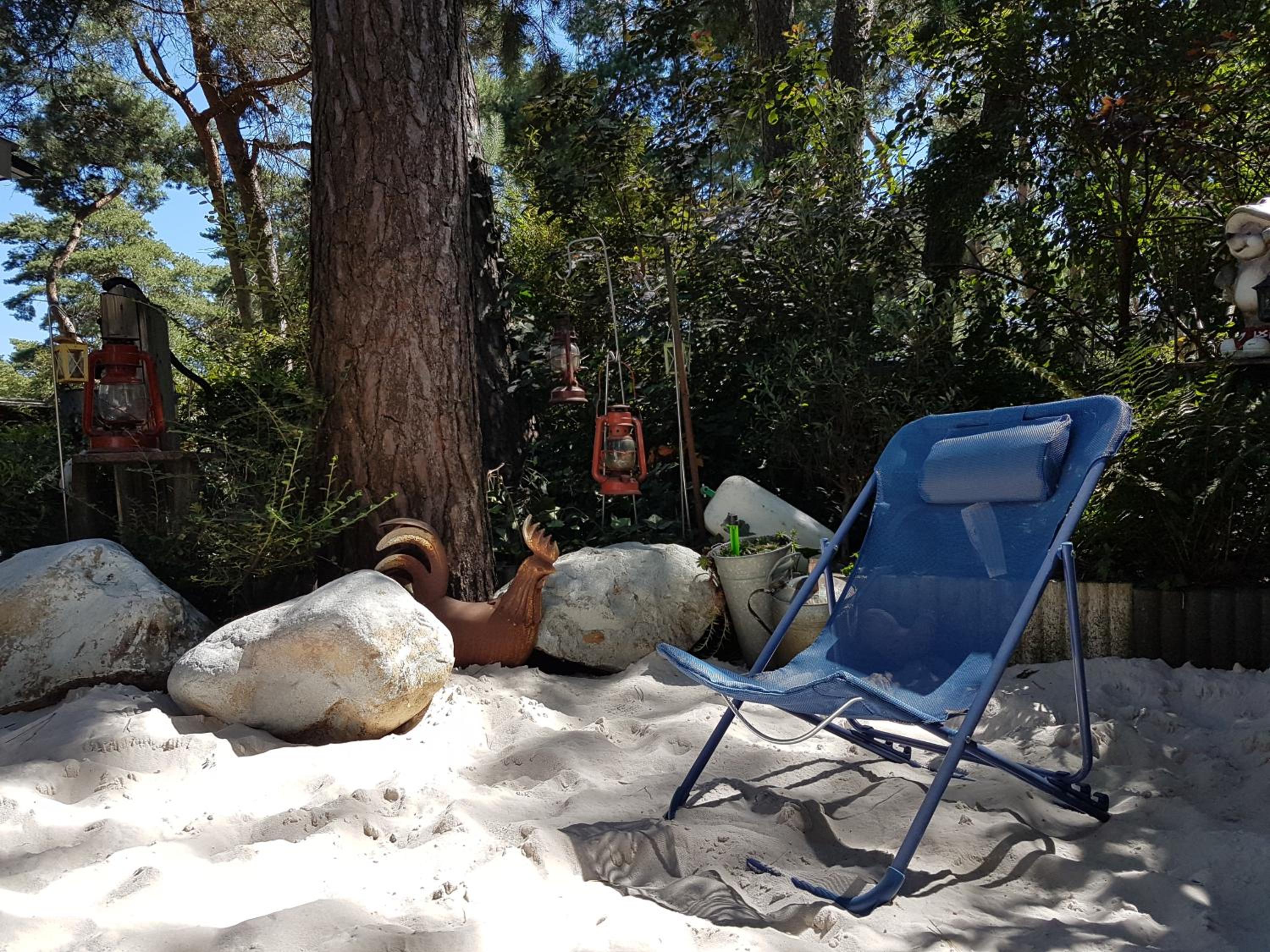 " CasitaCuriosa " chalet op camping met buitenzwembad view 2