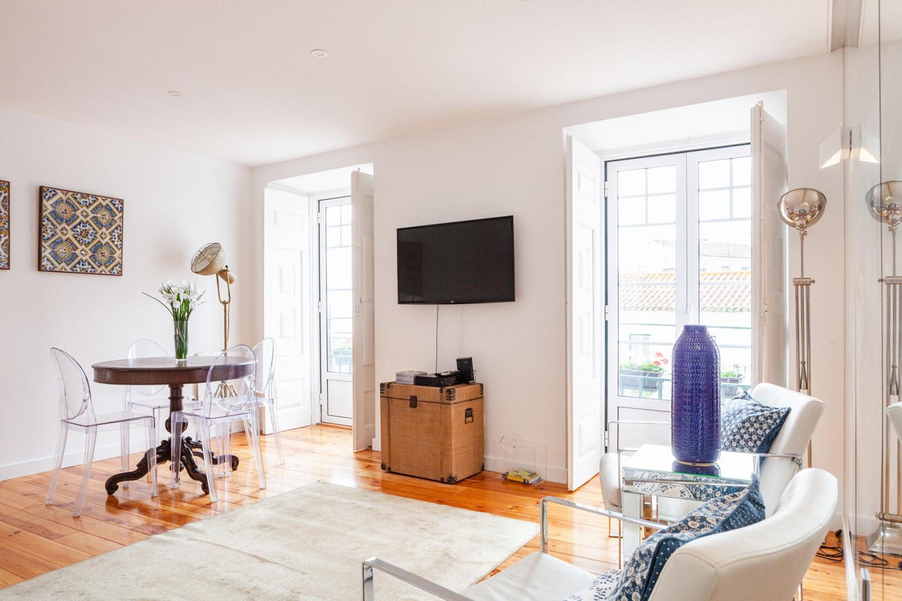 Alfama Delight Panoramic River and Historic City Views 3 Bedrooms and 2 Bathrooms AC 18th Century Building view 2