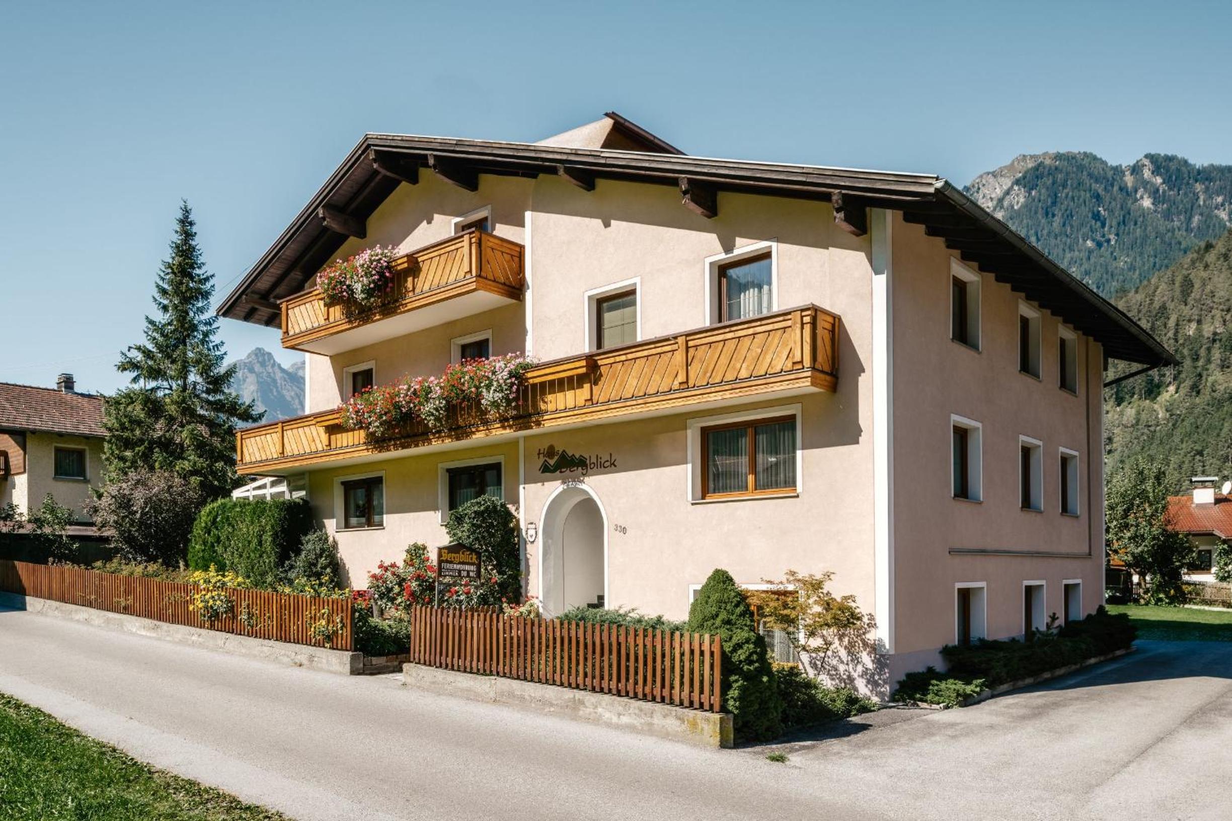 Aparts Handle und Haus Bergblick view 2