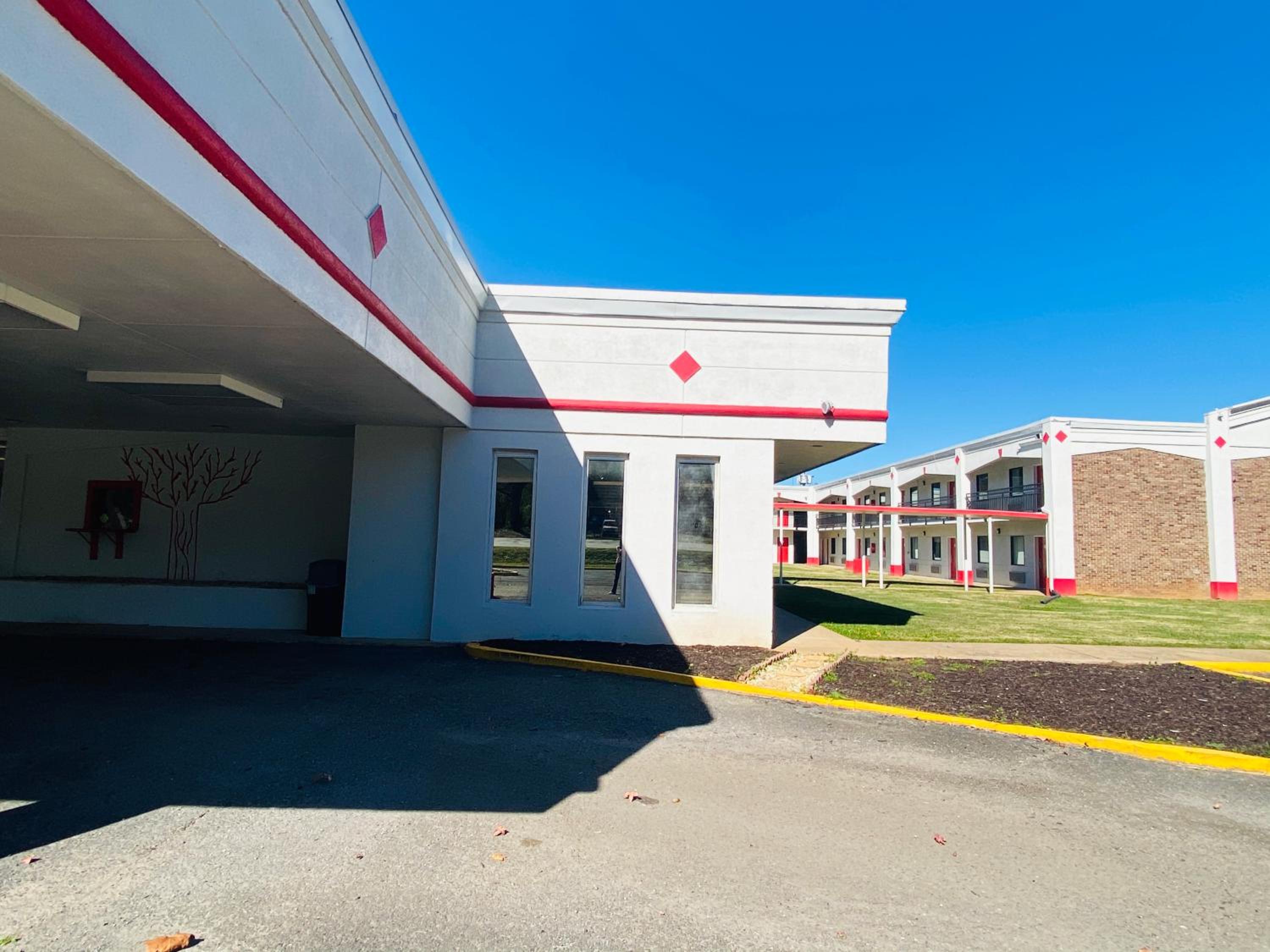 Traveler's Place Inn & Suites