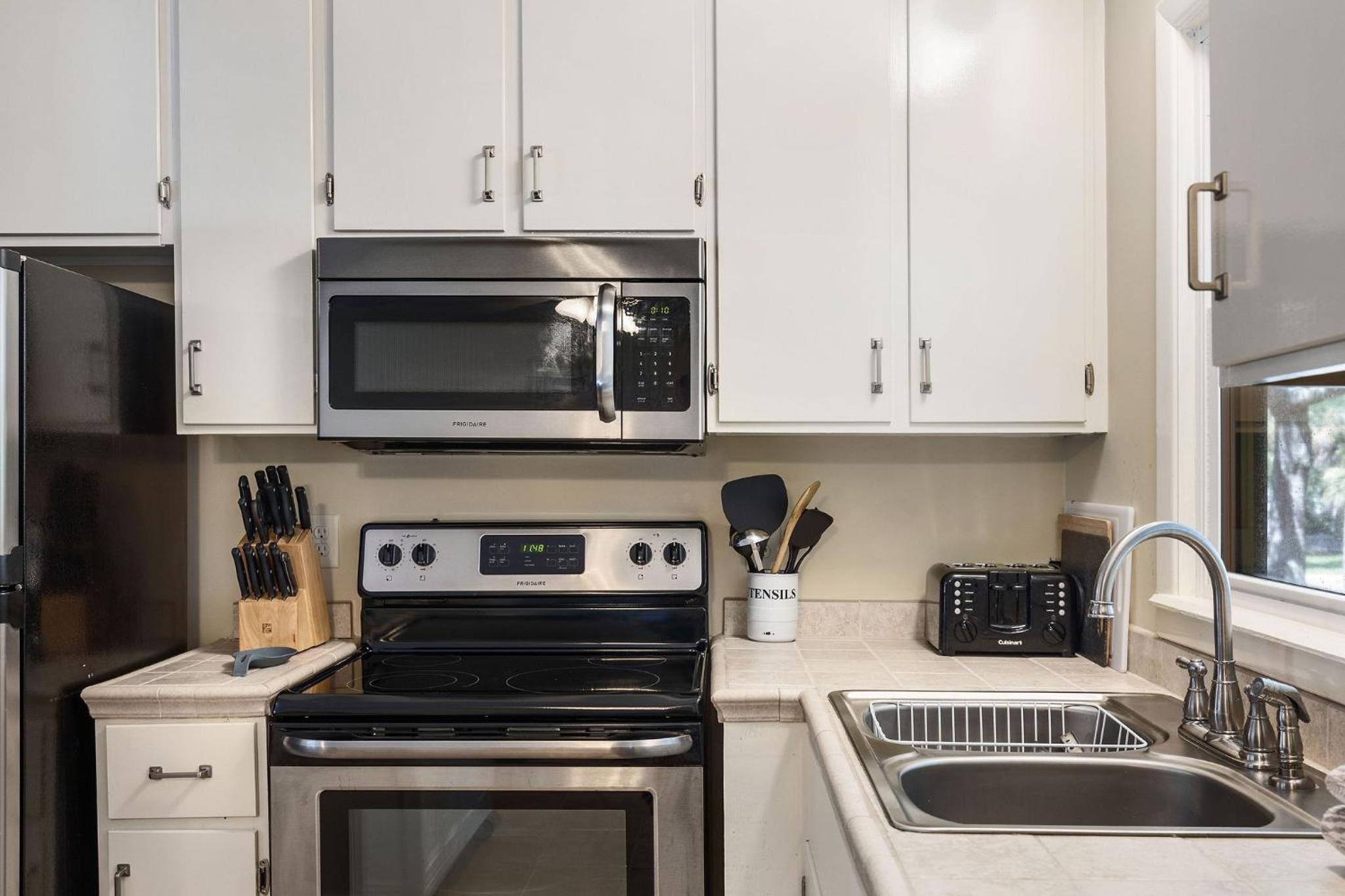 1010 E Ashley - Two Kitchens - Steps to Beach view 3