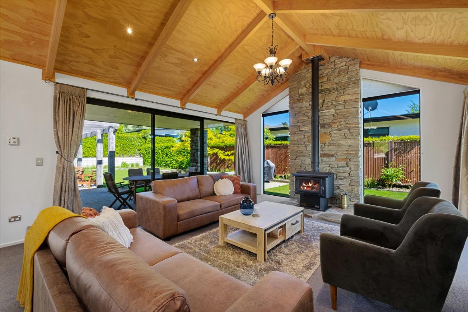 Roys Bay Lodge - Wanaka Holiday Home view 2