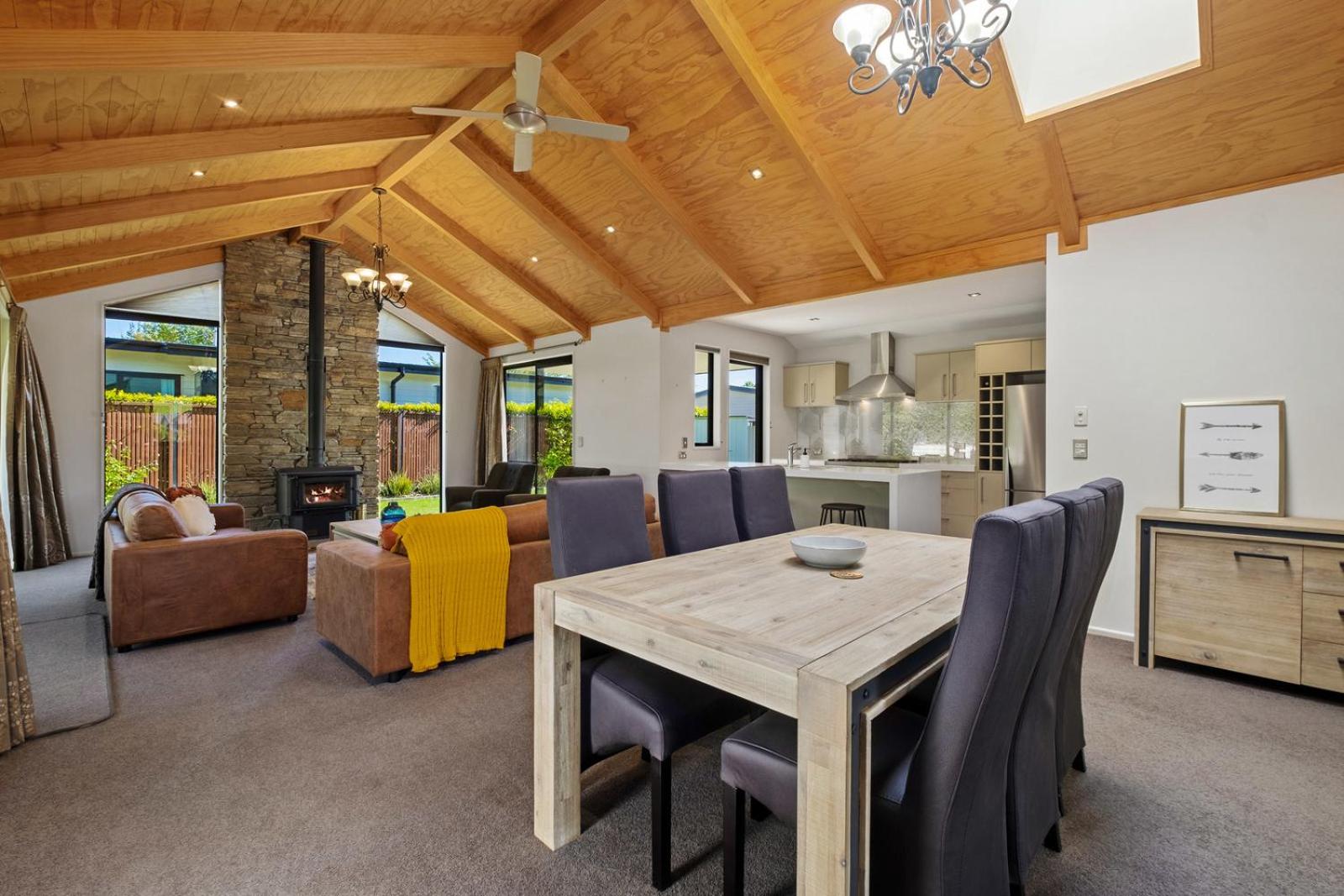 Roys Bay Lodge - Wanaka Holiday Home view 4