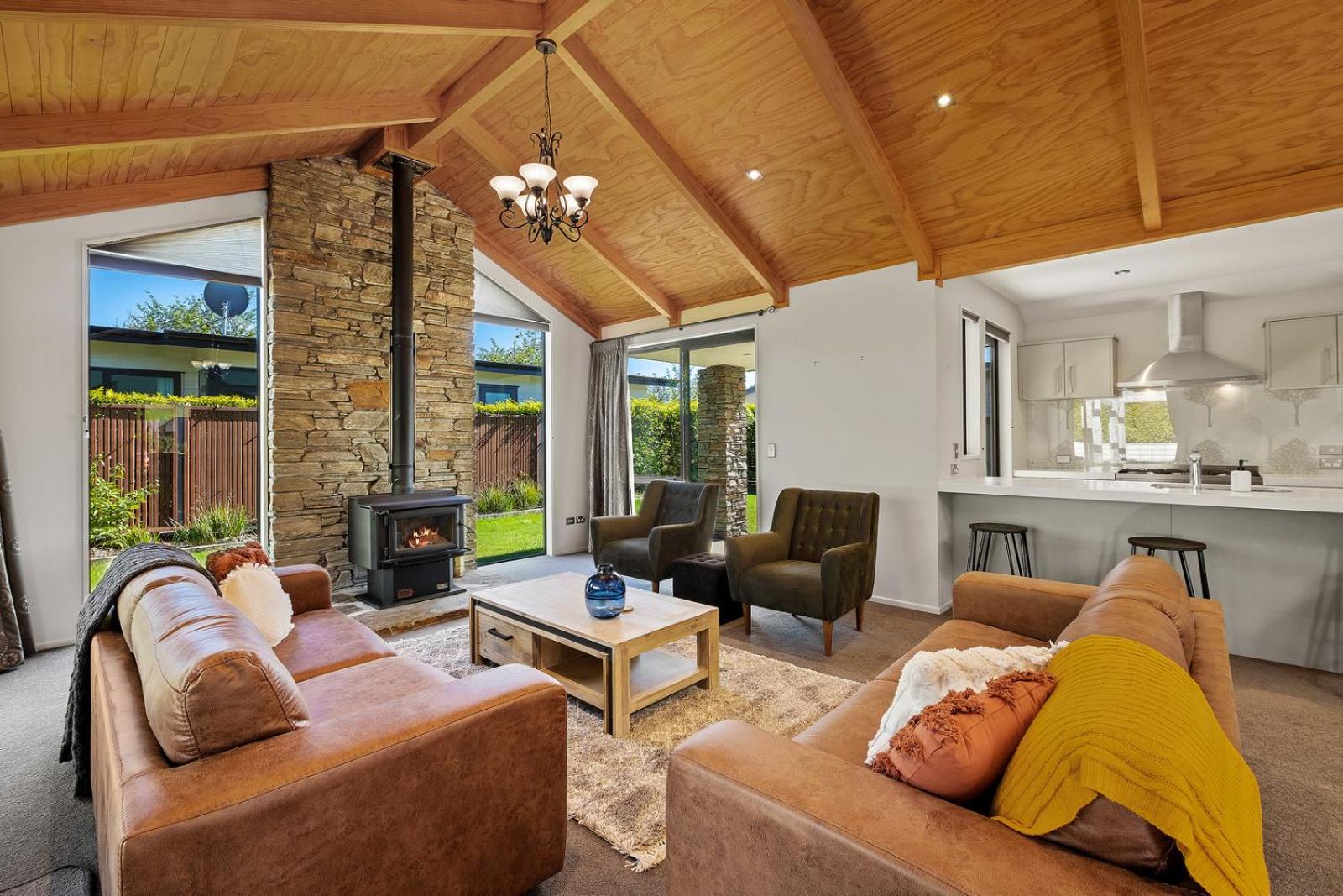 Roys Bay Lodge - Wanaka Holiday Home view 3