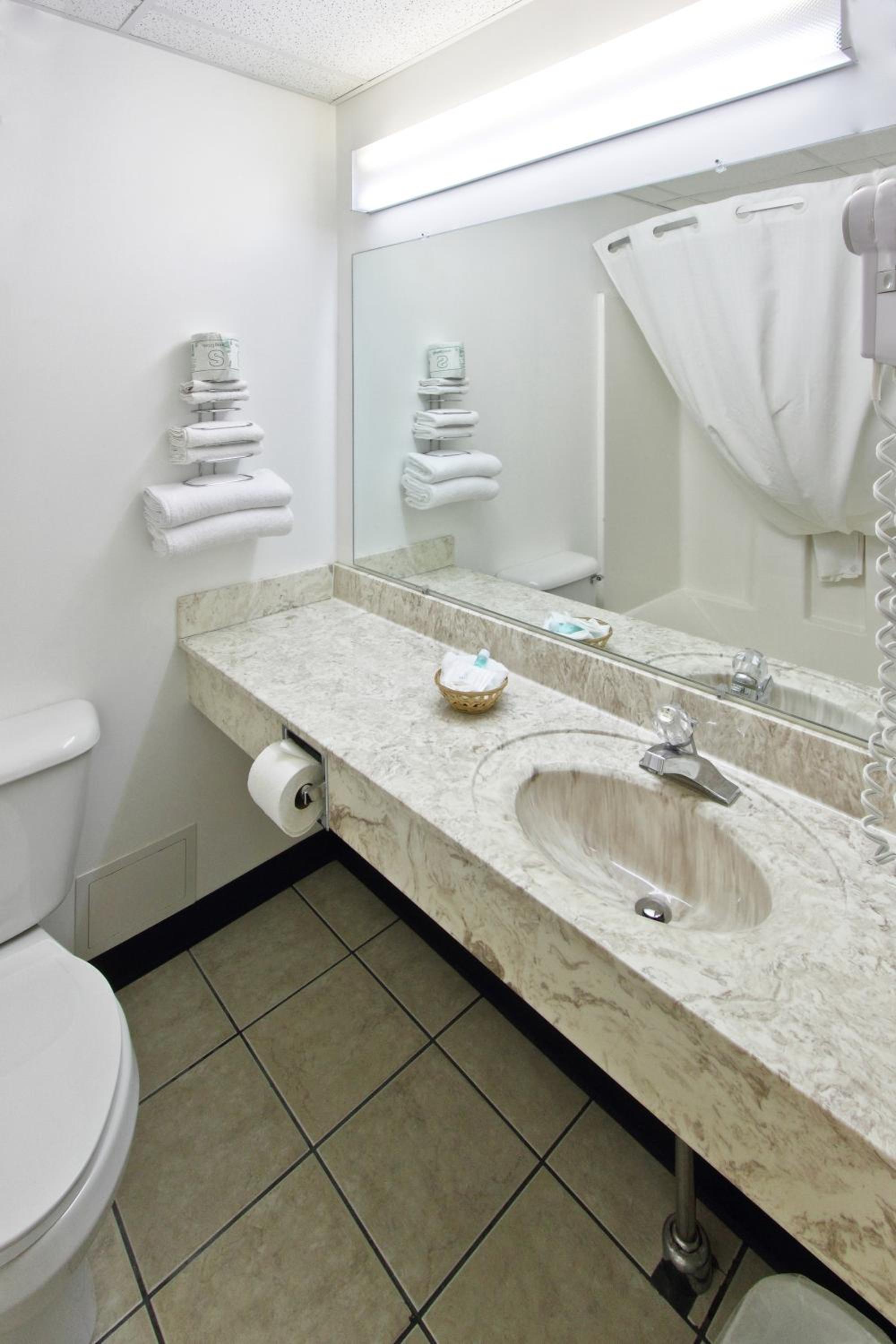 Cadillac Vacations - Cadillac Inn - Property Image 21