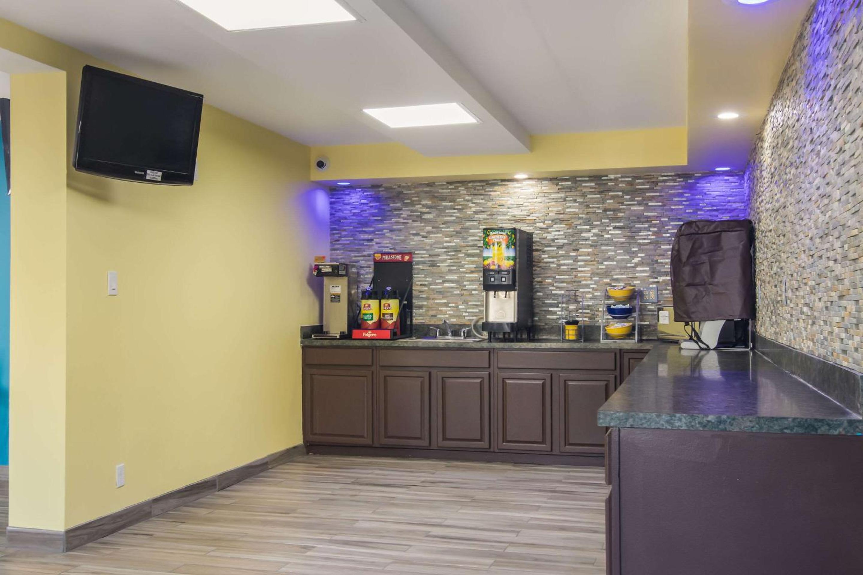 Rodeway Inn  Suites Monroeville-Pittsburgh - Property Image 3