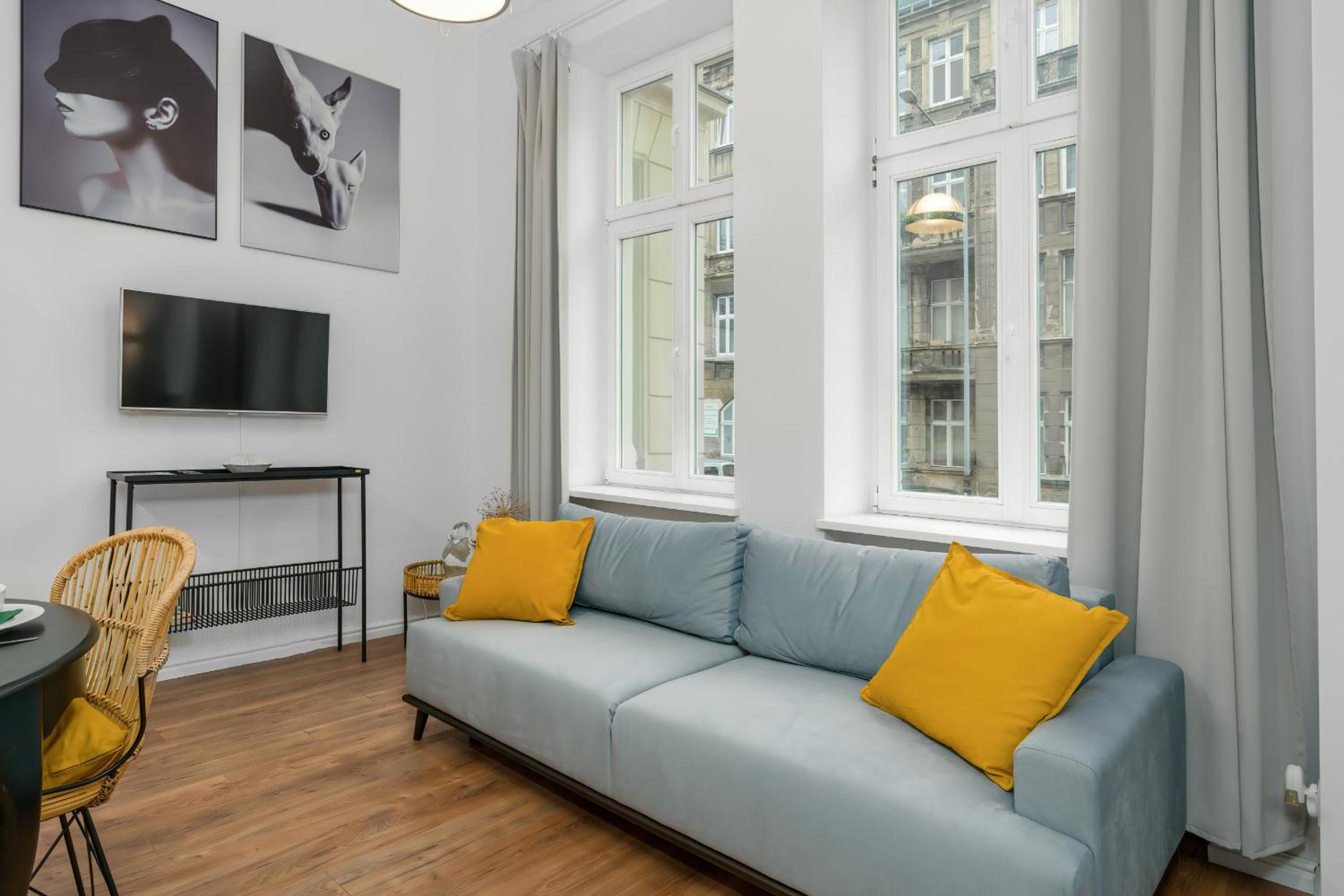 Deluxe MTP Apartments Matejki by Renters view 5