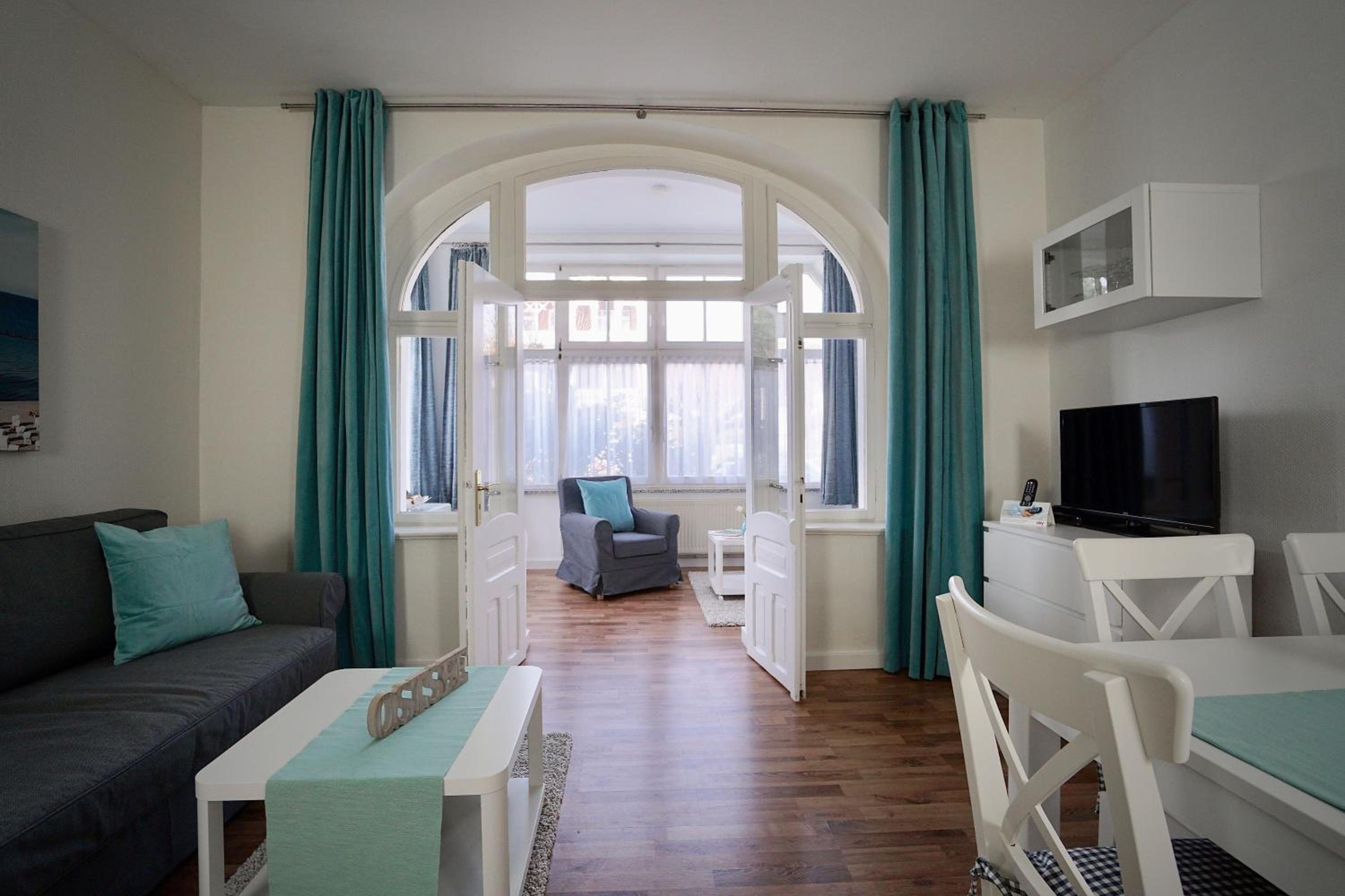 Jasmund-04-Ferienwohnung-bis-6-Personen-Wohng-4