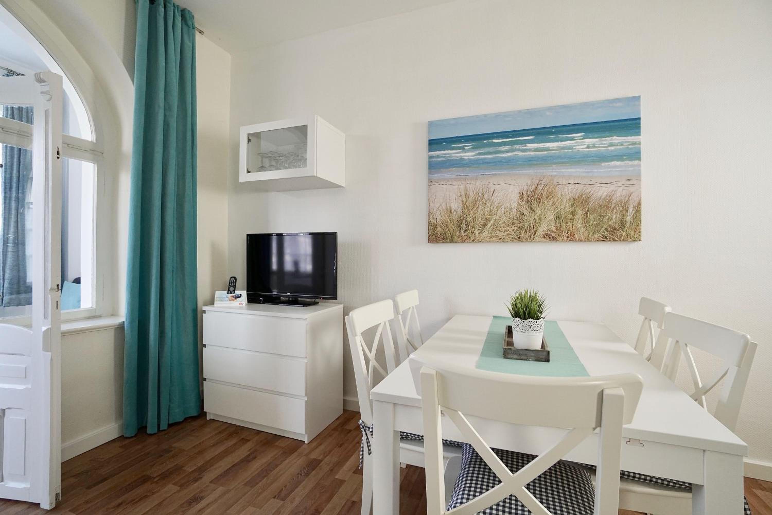 Jasmund-04-Ferienwohnung-bis-6-Personen-Wohng-4