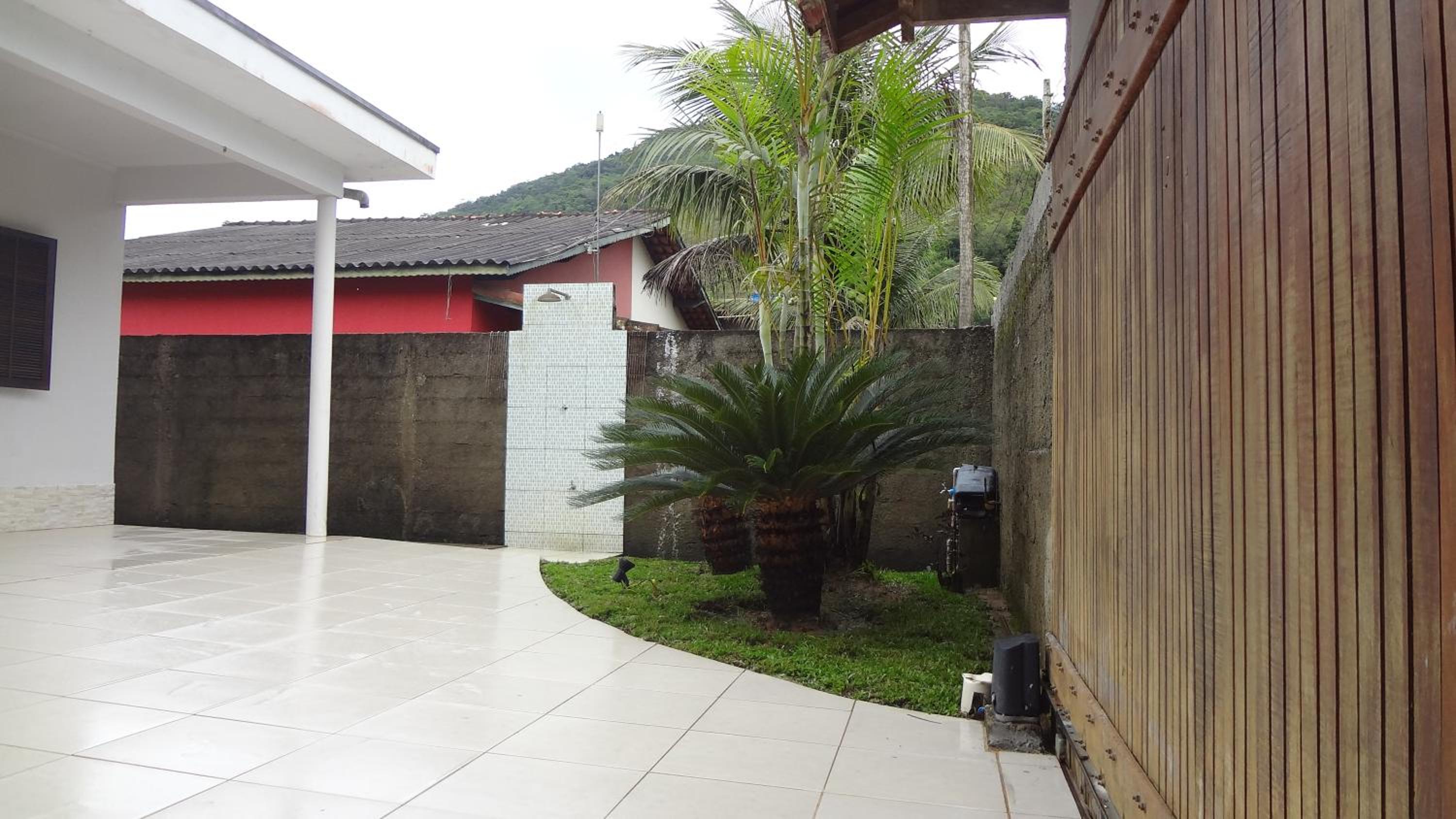 Quartos com ar-condicionado e piscina de 30 mil litros, a apenas 5 minutos da praia