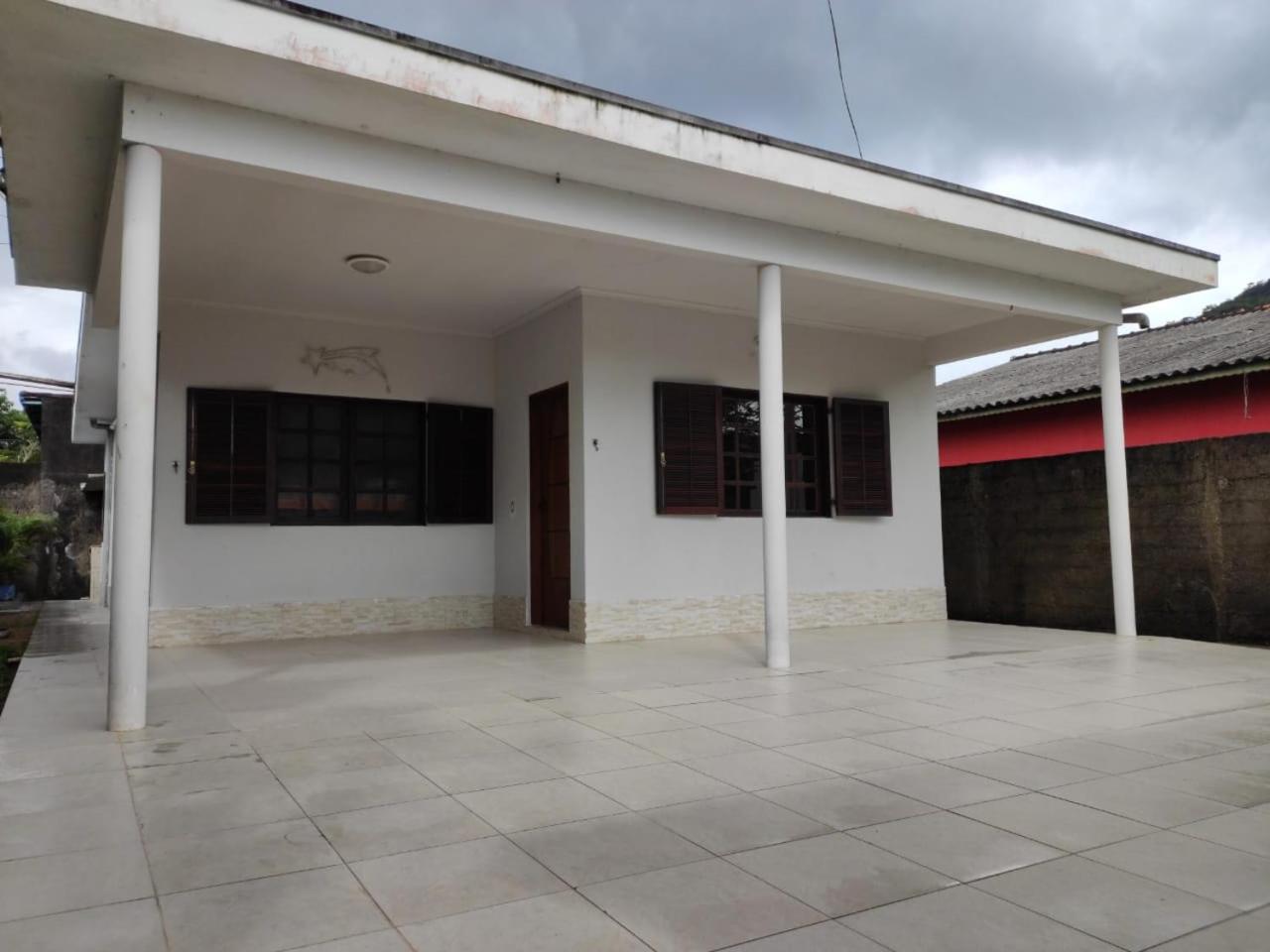 Quartos com ar-condicionado e piscina de 30 mil litros, a apenas 5 minutos da praia