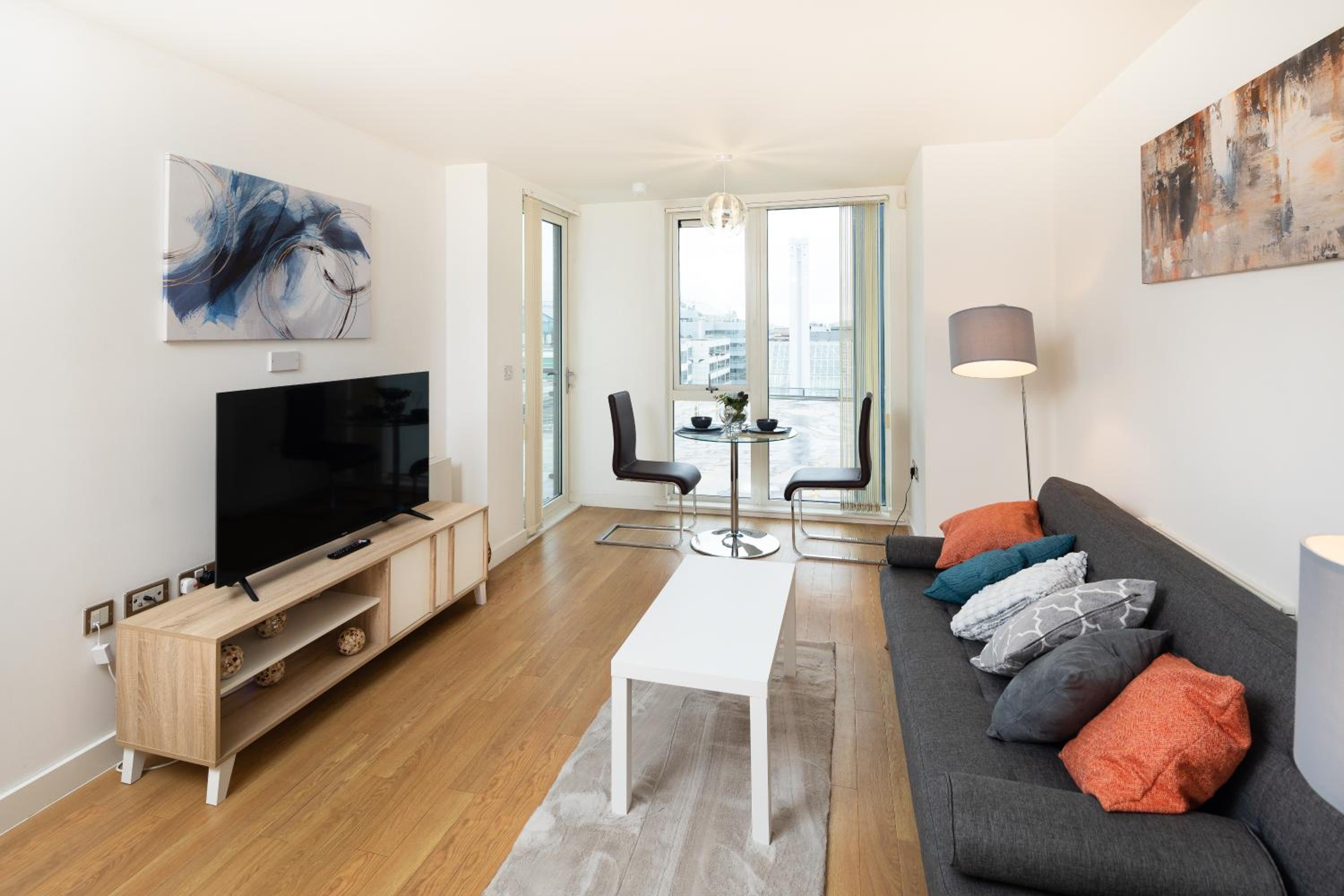 Stylish City Centre Apartment - Home From Home With Fully-Equipped Kitchen, Smart TV, Netflix, Superfast WiFi, Free Parking, Self Check-In - By Brightleap  view 2