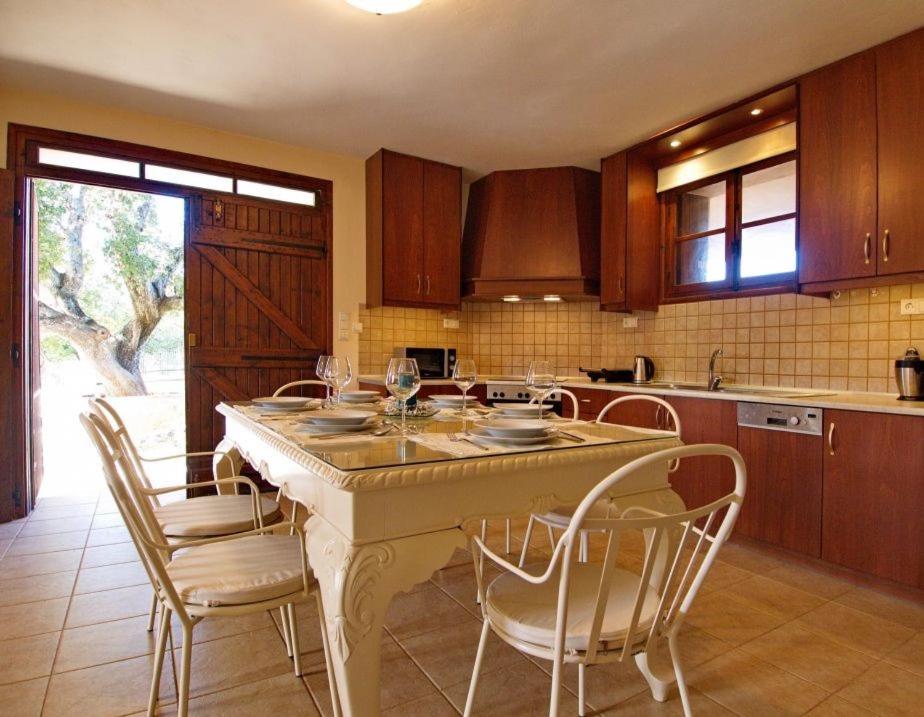 Villa Maragoudi en Arménoi — kitchen