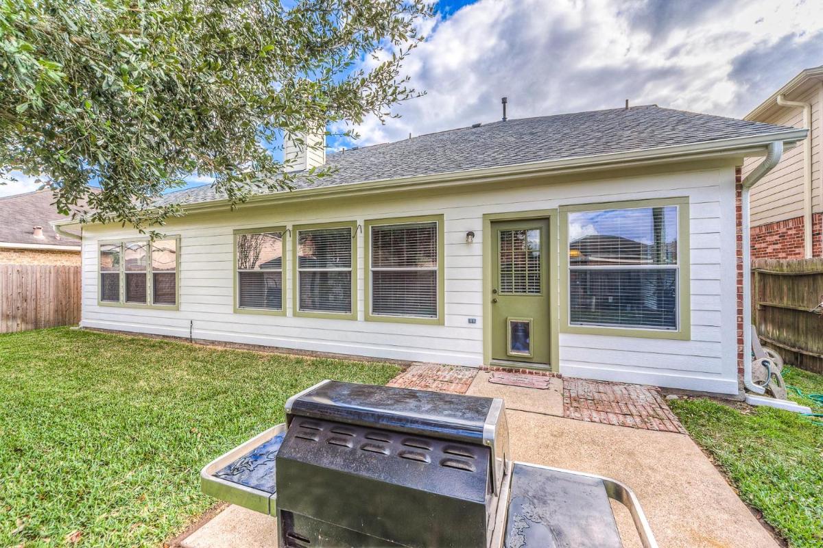 Cozy home near Houston Medical Center, NRG Stadium and Galleria view 2