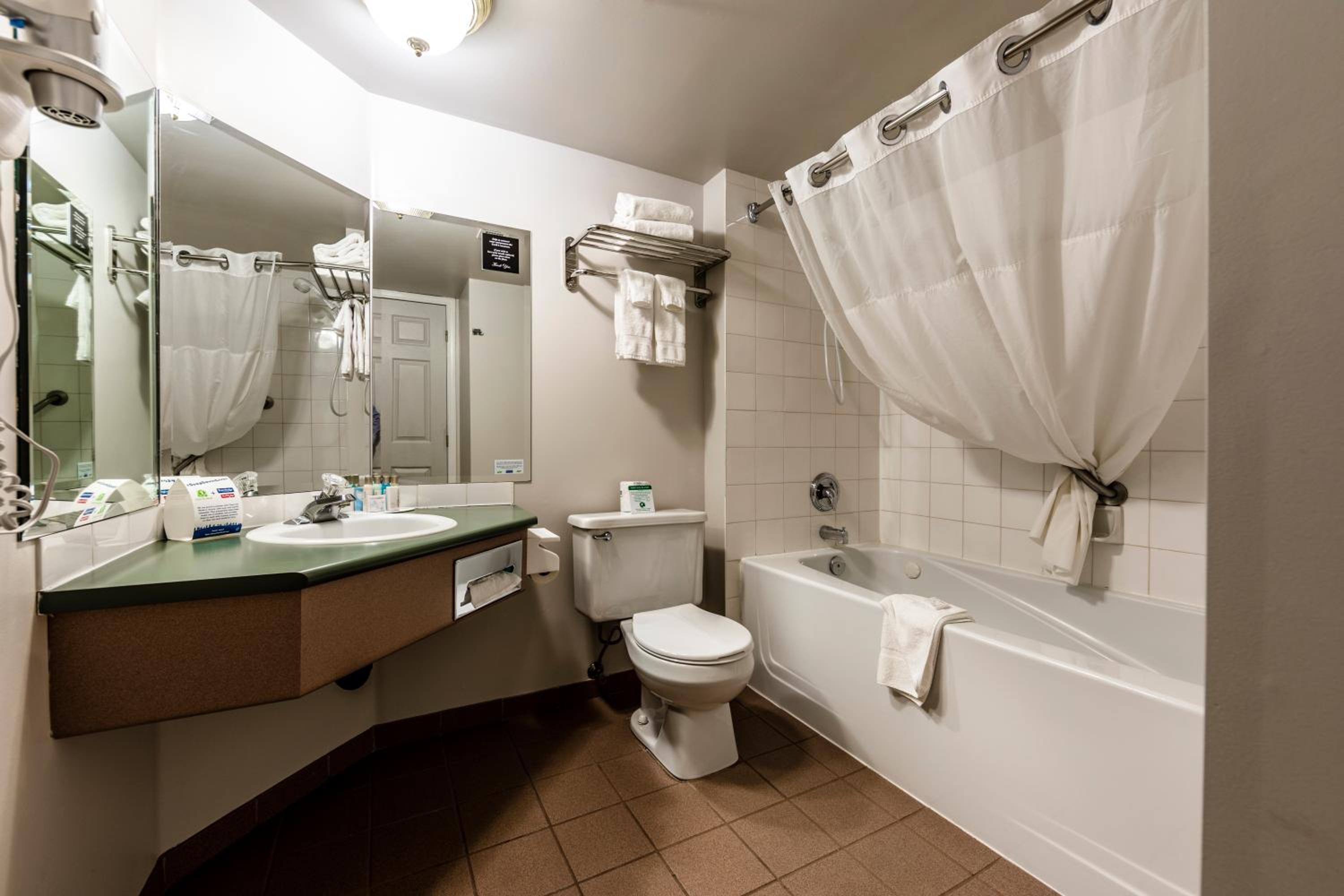 Parksville Vacations - Travelodge by Wyndham Parksville - Property Image 9